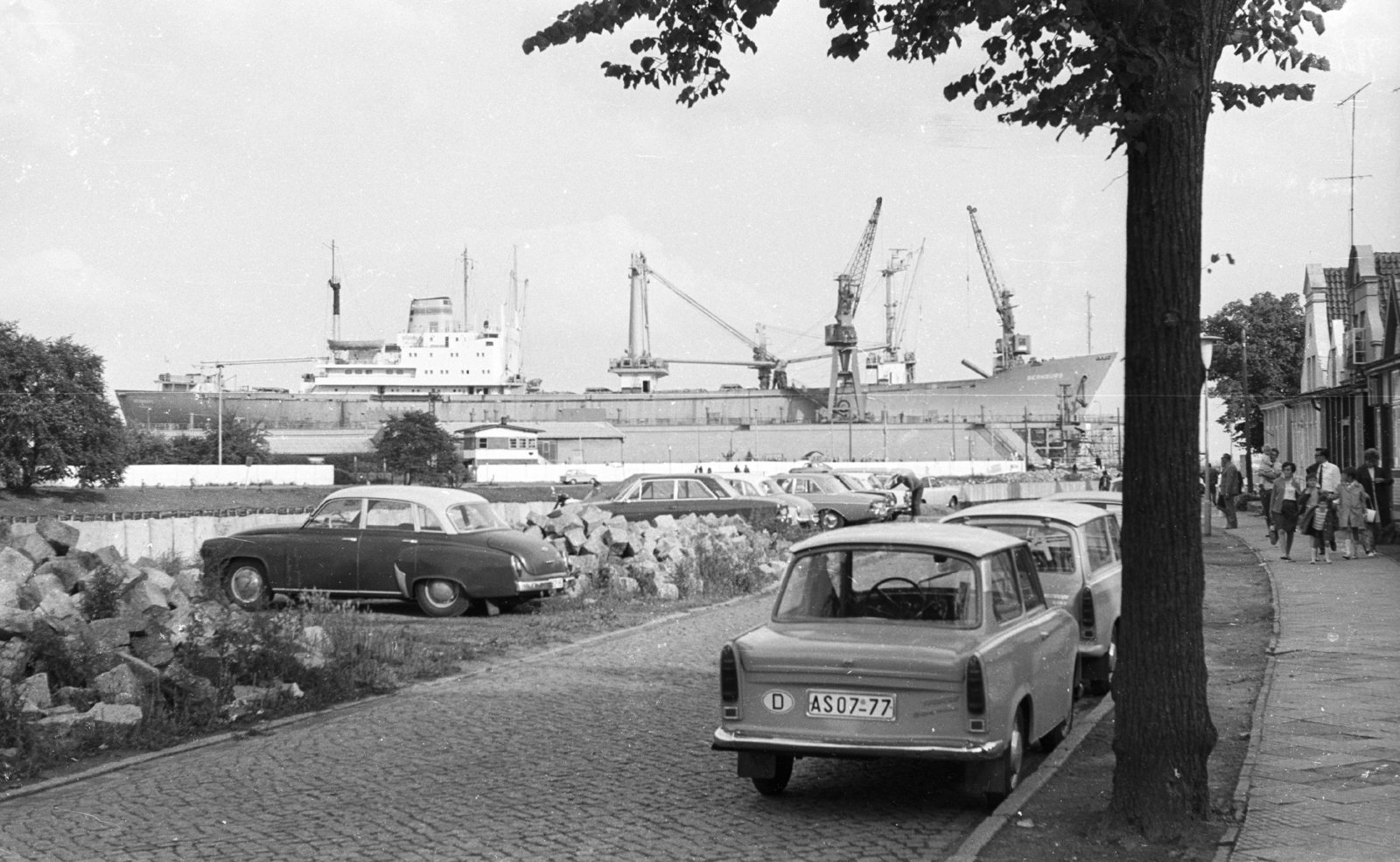 Germany, Warnemünde, Rostock, az Alter Strom kikötő., 1970, Mészáros Zoltán, ship, German brand, Trabant-brand, street view, Wartburg-brand, GDR, automobile, number plate, country code sign, Fortepan #46720