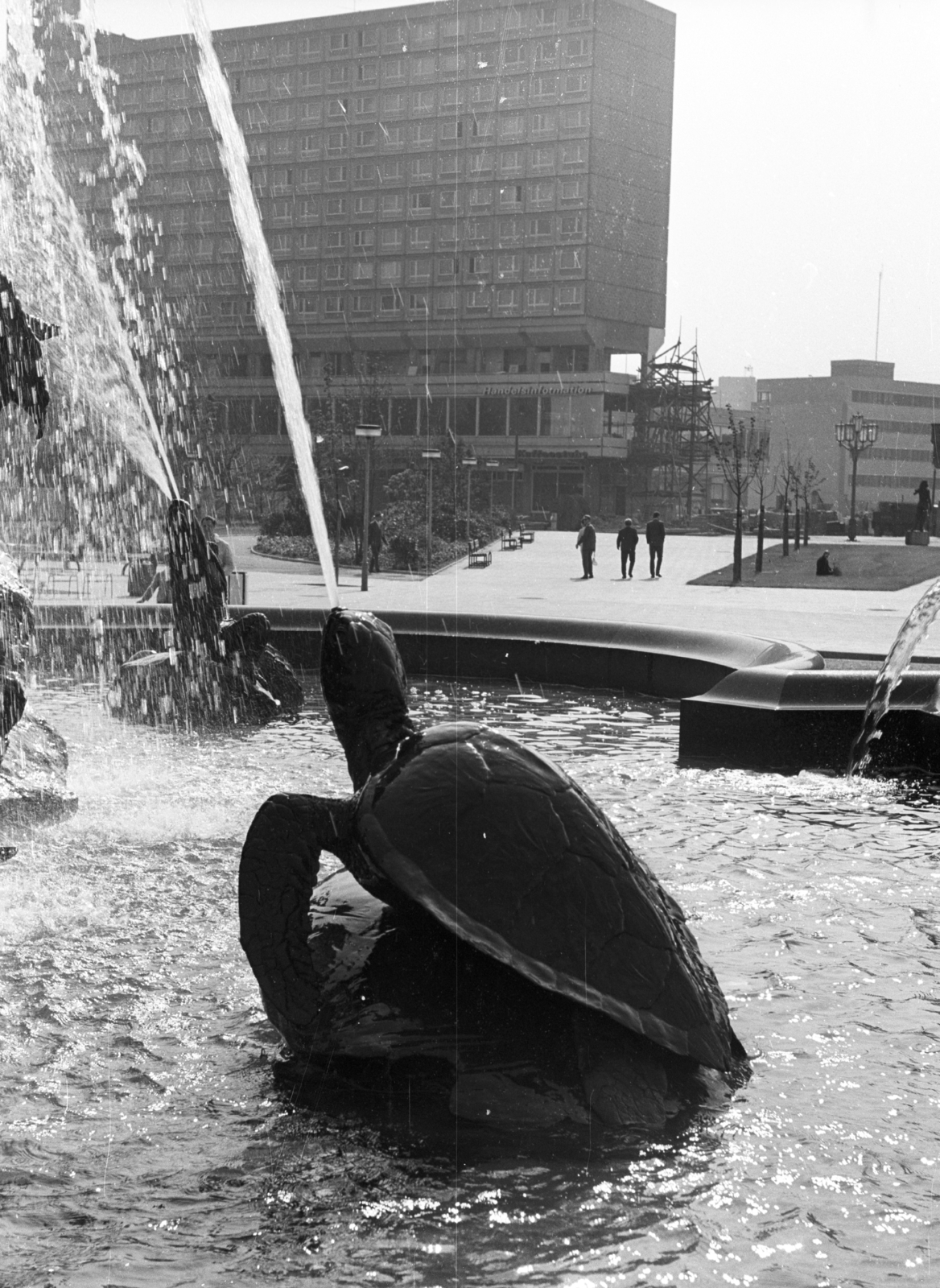Németország, Berlin, Alexanderplatz, Neptun-szökőkút., 1970, Mészáros Zoltán, szökőkút, NDK, teknős, Kelet-Berlin, Fortepan #46725