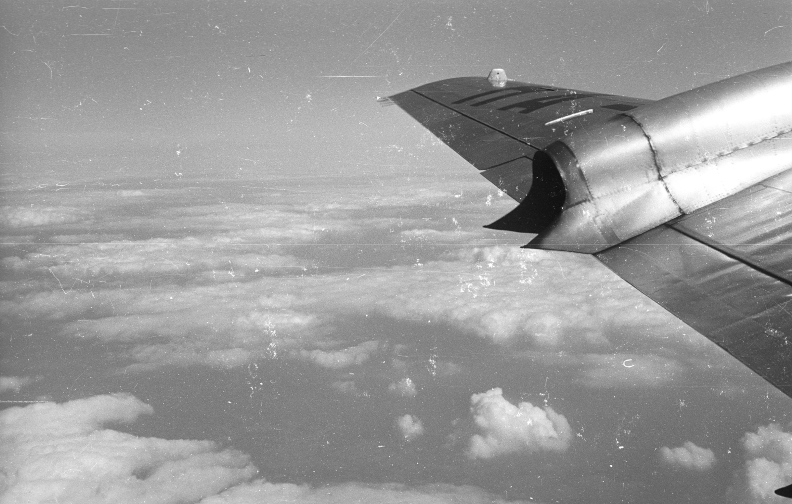 IL-18-as személyszállító repülőgép hajtóműve., 1970, Mészáros Zoltán, szovjet gyártmány, repülés, légi felvétel, repülőgép, felhő, Iljusin-márka, MALÉV légitársaság, Iljusin IL-18, Fortepan #46731