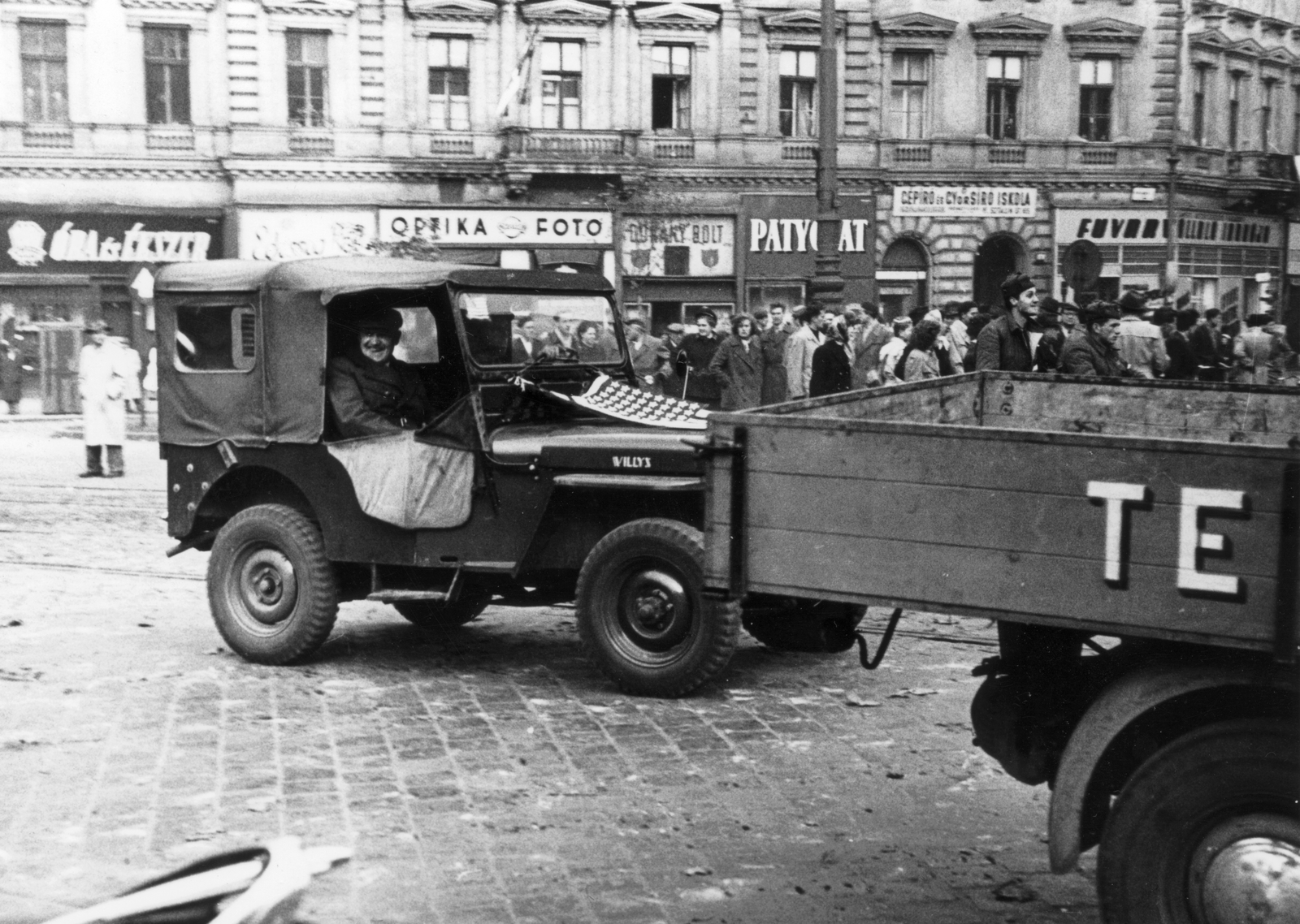 Hungary, Budapest VI., Oktogon (November 7. tér)., 1956, Pesti Srác2, revolution, pedestrian, commercial vehicle, street view, store display, Jeep, Willys-brand, American soldier, Budapest, Fortepan #46752