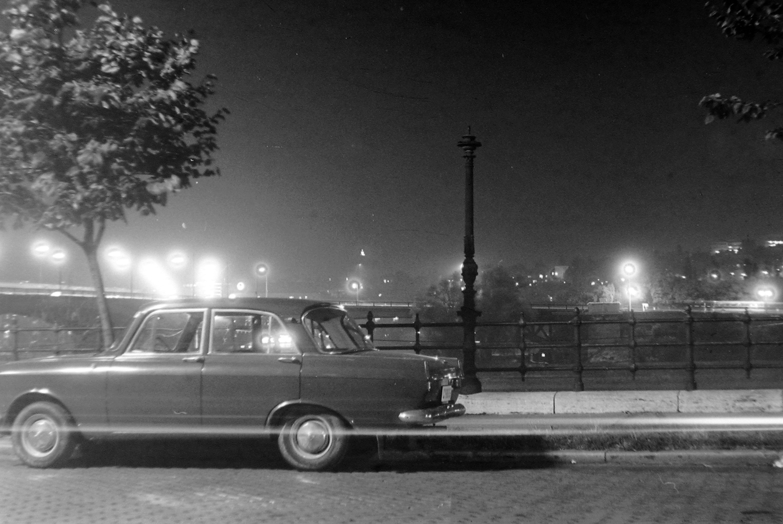 Magyarország, Budapest XIII., Újpesti rakpart, háttérben a Margit híd és a szigeti bejáró. Előtérben egy Moszkvics típusú személygépkocsi., 1969, Fortepan, tél, szovjet gyártmány, Moszkvics-márka, éjszaka, automobil, Moszkvics 412, Budapest, Fortepan #4676