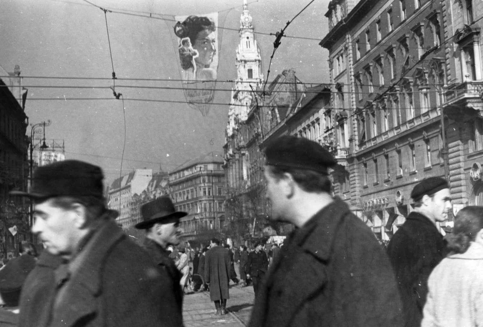 Hungary, Budapest VII., Erzsébet (Lenin) körút a Rákóczi úttól nézve., 1956, Pesti Srác2, sunshine, revolution, pedestrian, street view, Budapest, Fortepan #46766