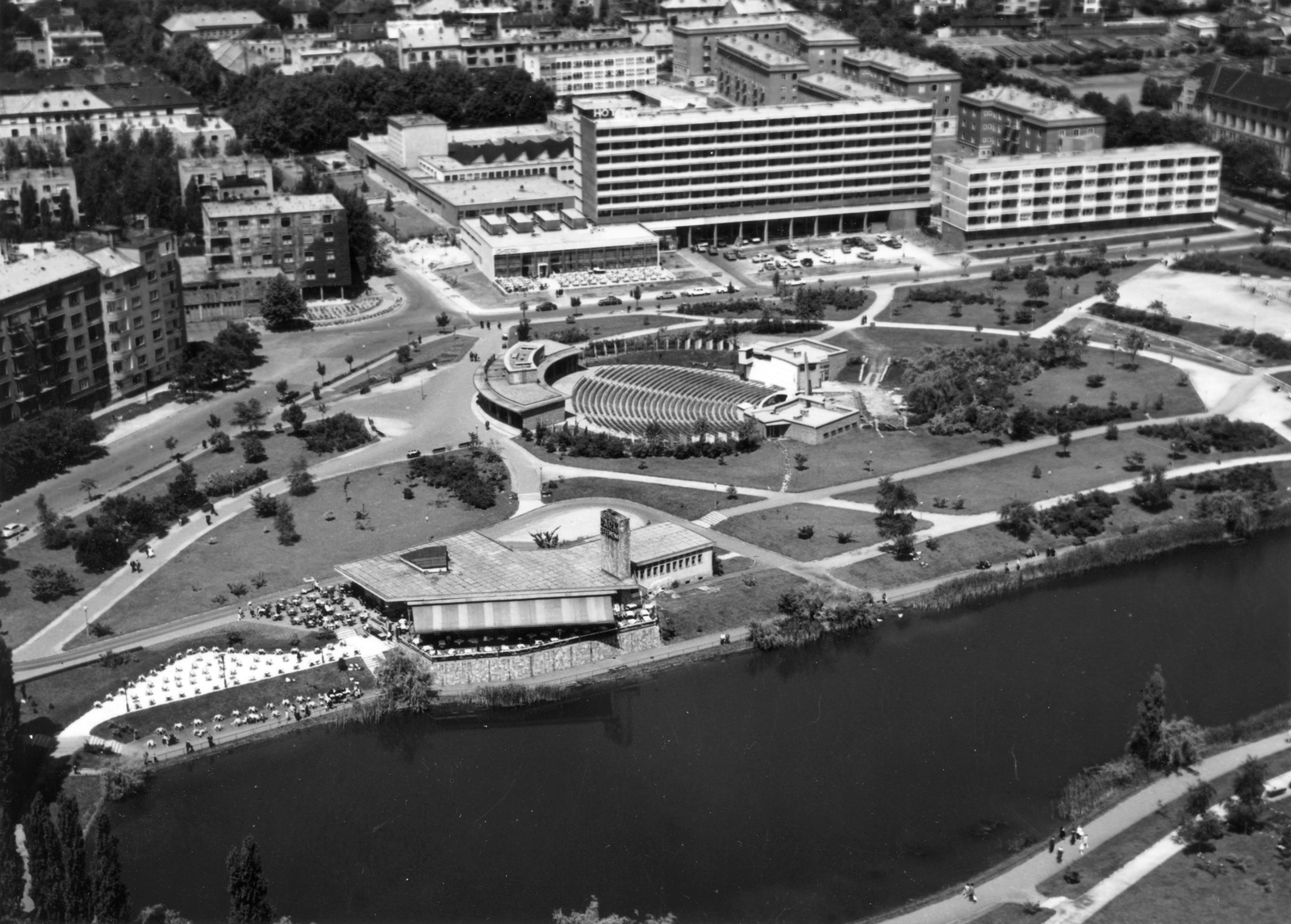 Hungary, Budapest XI., légifotó a Feneketlen-tó környékéről. A tó partján a Park étterem, fölötte a Budai Parkszínpad és a Sport (később Flamenco) szálló., 1966, Fortepan, picture, Budapest, Fortepan #46768