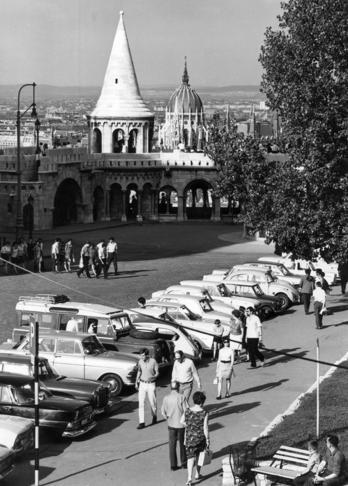 Magyarország, budai Vár, Budapest I., Szentháromság tér a Halászbástyánál., 1969, Fortepan, utcakép, Mercedes-márka, Austin-márka, automobil, Land Rover-márka, Budapest, Fortepan #46772