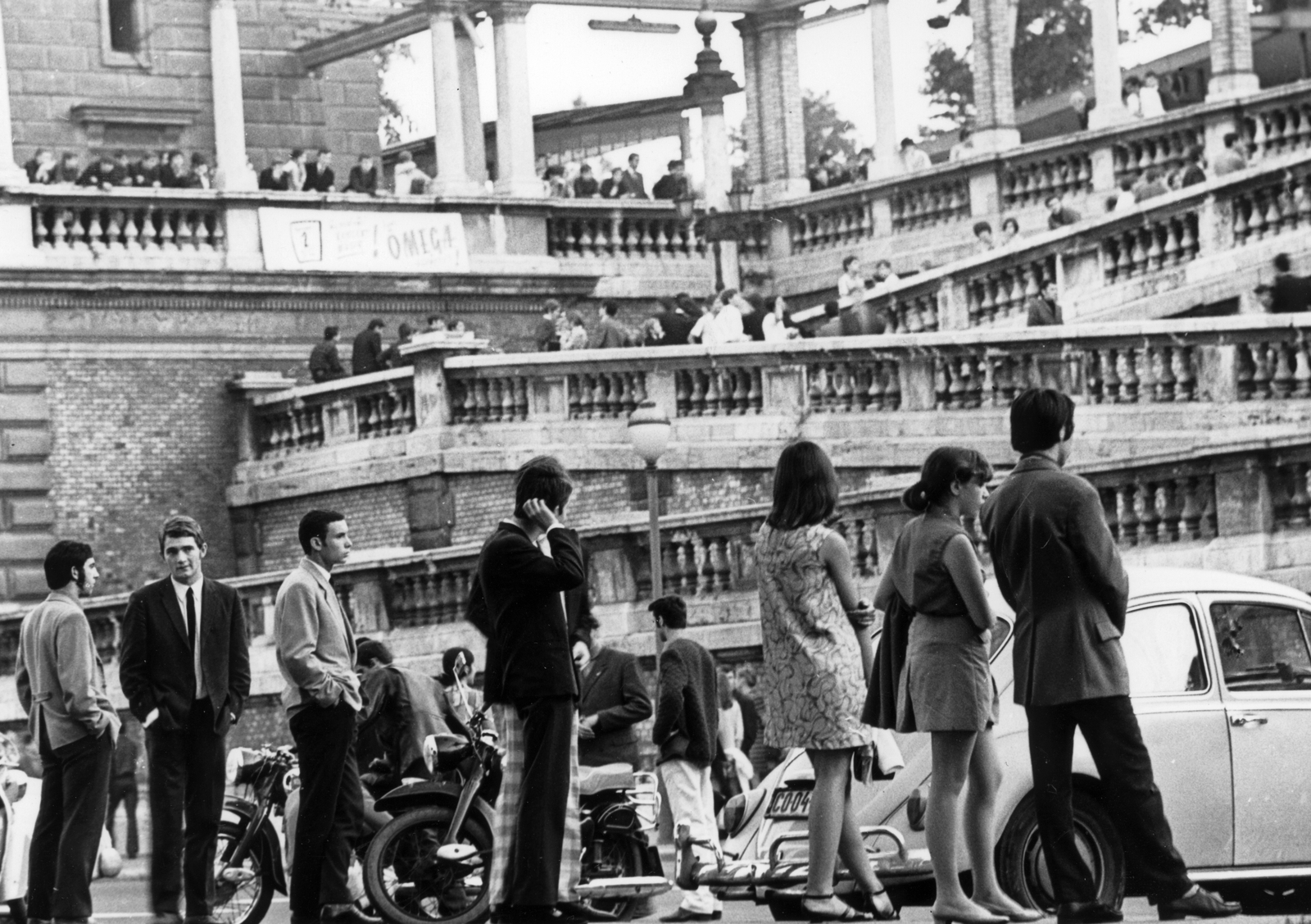 Hungary, Budapest I., Várkert (Groza Péter) rakpart, Várkert Bazár, Budai Ifjúsági Park., 1969, Fortepan, fashion, motorcycle, beat era, youth, genre painting, Volkswagen-brand, Budapest, sideburns, Fortepan #46773