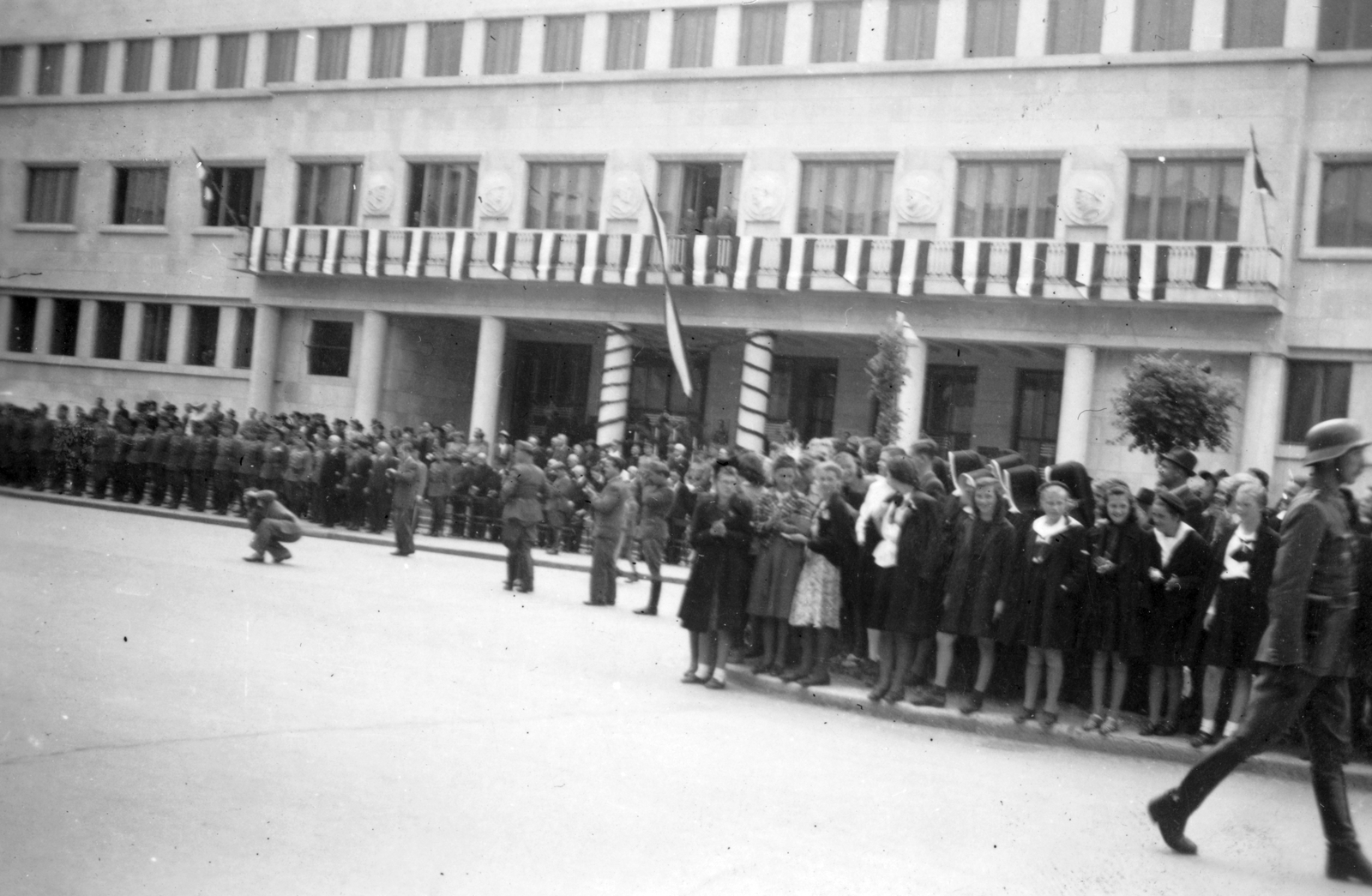 Serbia, Novi Sad, Horthy Miklós sugárút (Bulevar Mihajla Pupina), Báni palota (Banovina)., 1941, Csorba Dániel, wall clock, flag, mass, festive, photography, public building, modern architecture, Dragiša Brašovan-design, Fortepan #46786