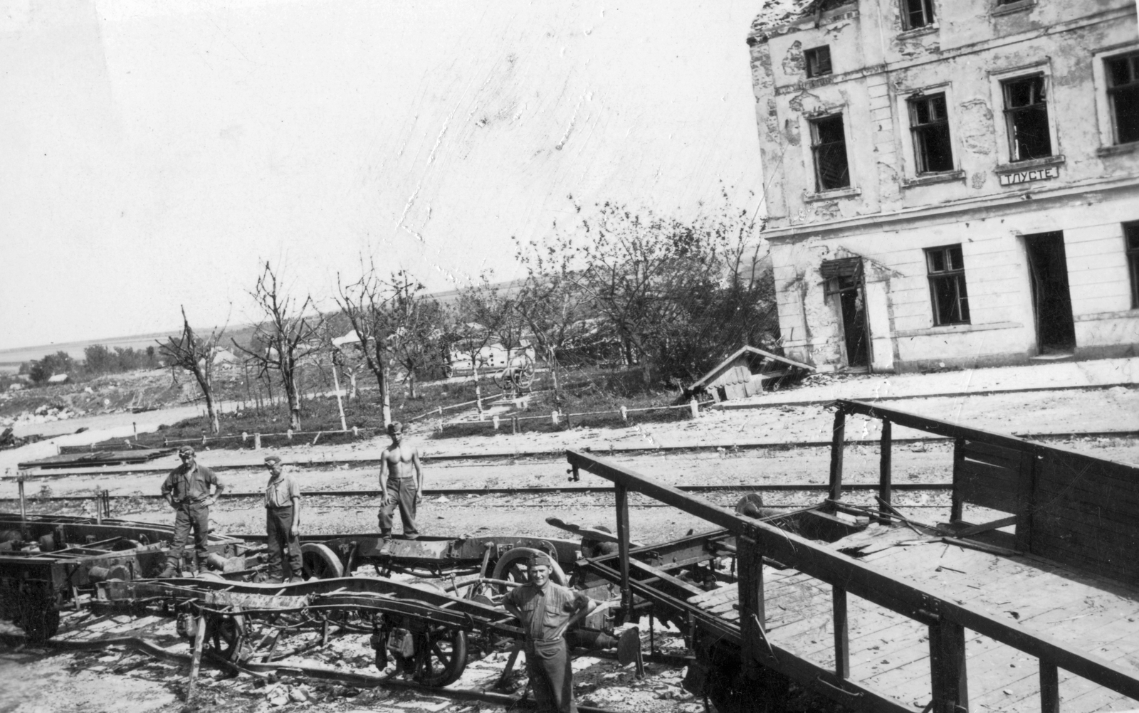 Ukraine, Tovste, vasútállomás., 1942, Csorba Dániel, eastern front, railway, military, second World War, wreck, ruins, train station, place-name signs, Cyrillic alphabet, Fortepan #46792