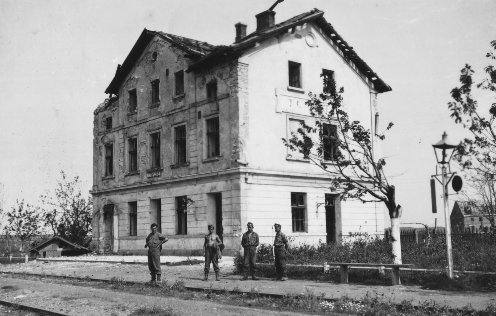 Ukrajna, Tovszte, vasútállomás., 1942, Csorba Dániel, keleti front, második világháború, rom, vasútállomás, utász, helységnév tábla, cirill írás, Fortepan #46797