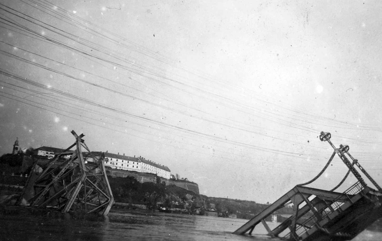 Serbia, Novi Sad, a lerombolt közúti híd (Most kraljevića Tomislava) maradványa, háttérben a Duna túlpartján Pétervárad., 1941, Csorba Dániel, river, wrecked bridge, fort, Fortepan #46803