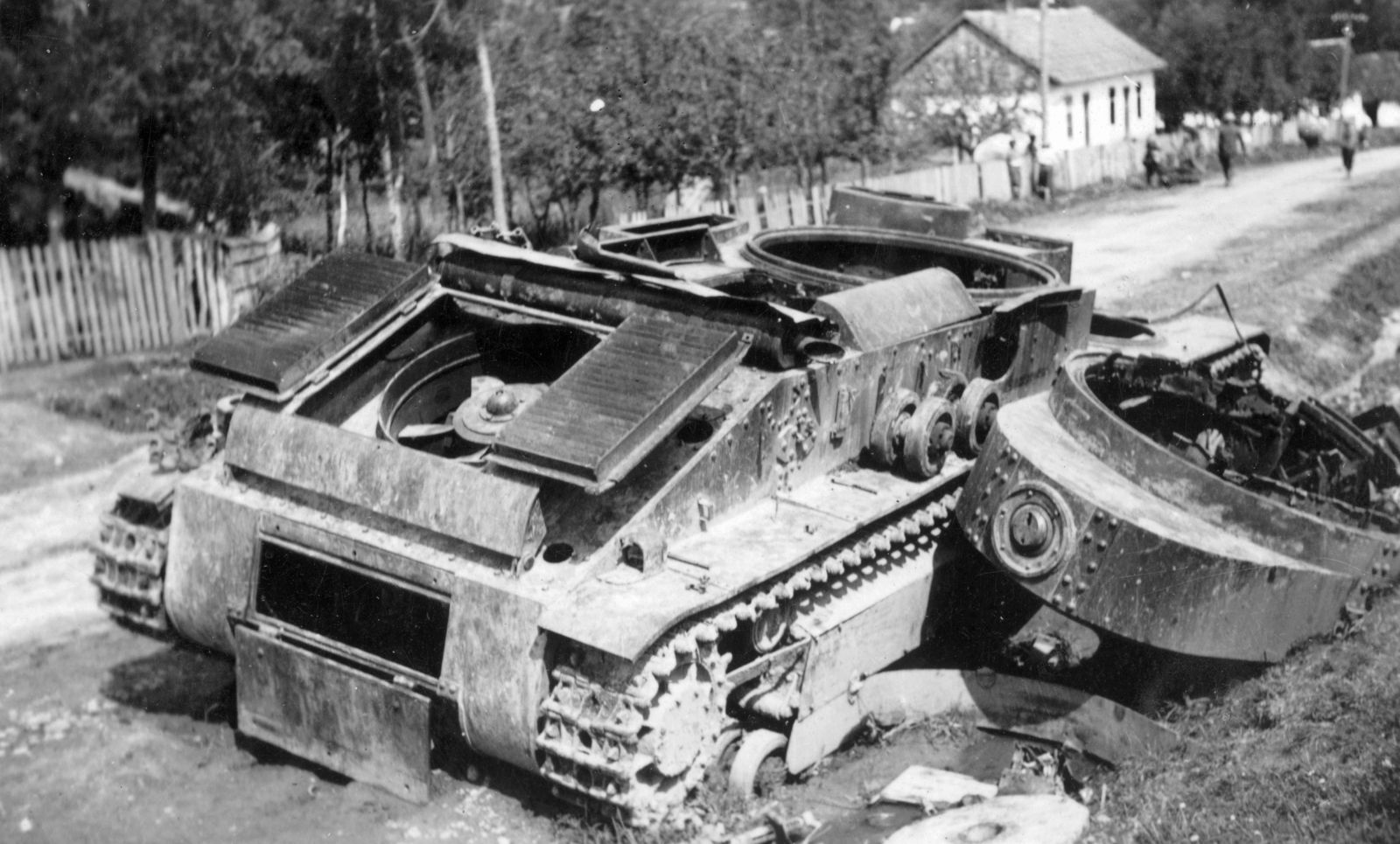 Kilőtt szovjet T-28-as harckocsi., 1942, Csorba Dániel, eastern front, Soviet brand, tank, second World War, wreck, Fortepan #46809