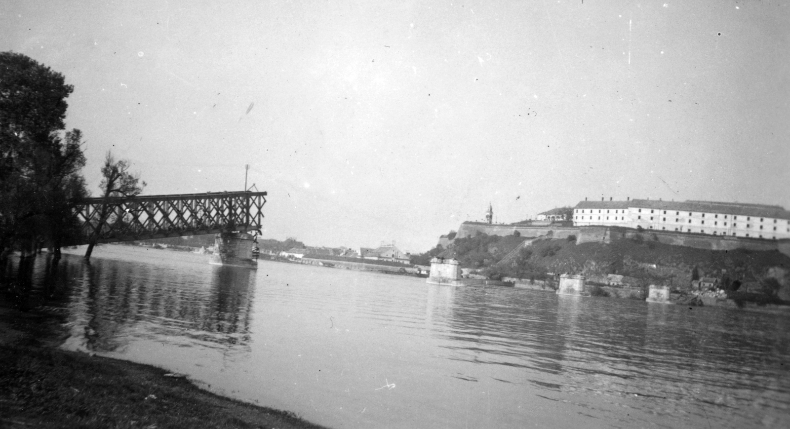 Serbia, Novi Sad, a felrobbantott vasúti híd, a Duna túlpartján Pétervárad., 1941, Csorba Dániel, railway, bridge, river, wrecked bridge, ruins, fort, Fortepan #46822