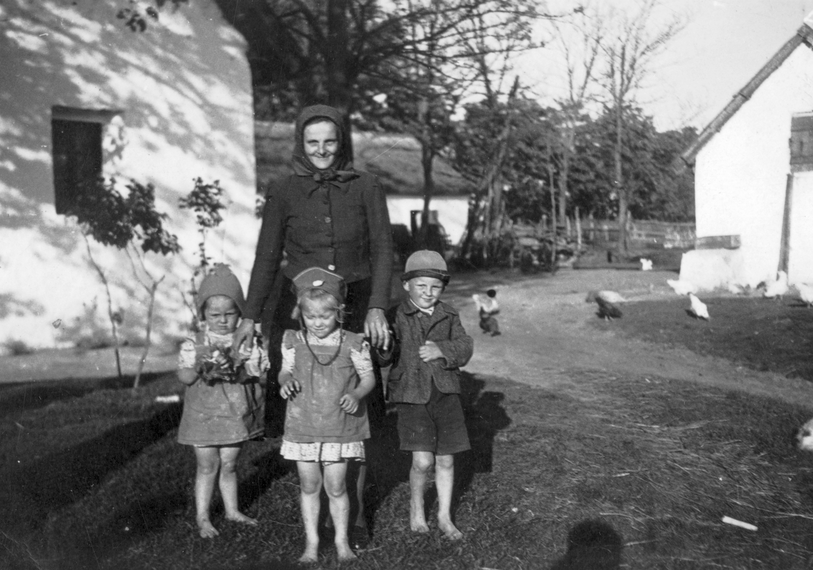 1940, Csorba Dániel, village, sunshine, tableau, folk costume, kids, Fortepan #46825
