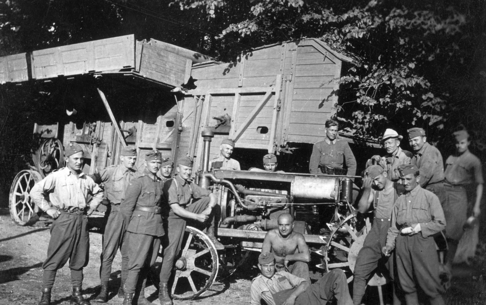 1940, Csorba Dániel, sunshine, tableau, military, second World War, threshing machine, akimbo, Fortepan #46826