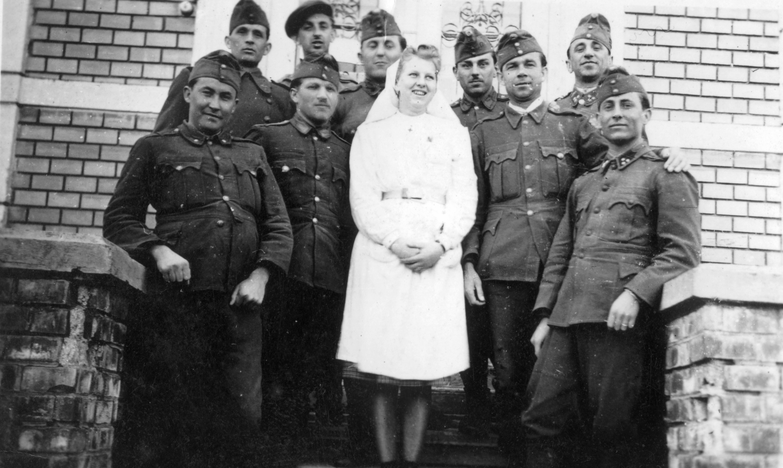 1940, Csorba Dániel, sunshine, tableau, military, second World War, nurse, arms around shoulders, Fortepan #46831