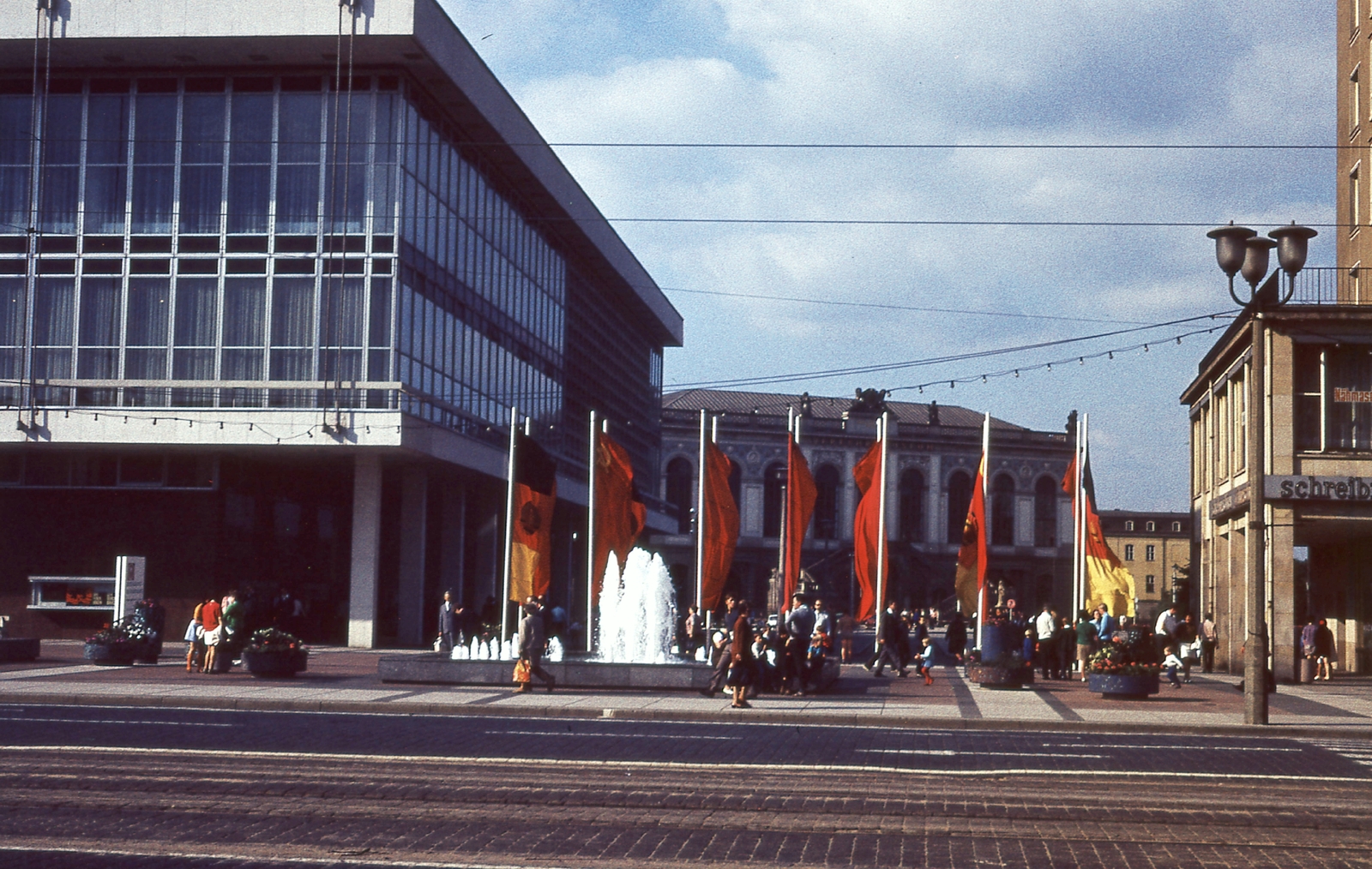 Germany, Dresden, Wilsdruffer Strasse (Ernst-Thälmann-Strasse) a Galeriestrasse felé nézve, balra a Kultúrpalota., 1970, Gwen Jones, colorful, fountain, flag, GDR, lamp post, Fortepan #46858