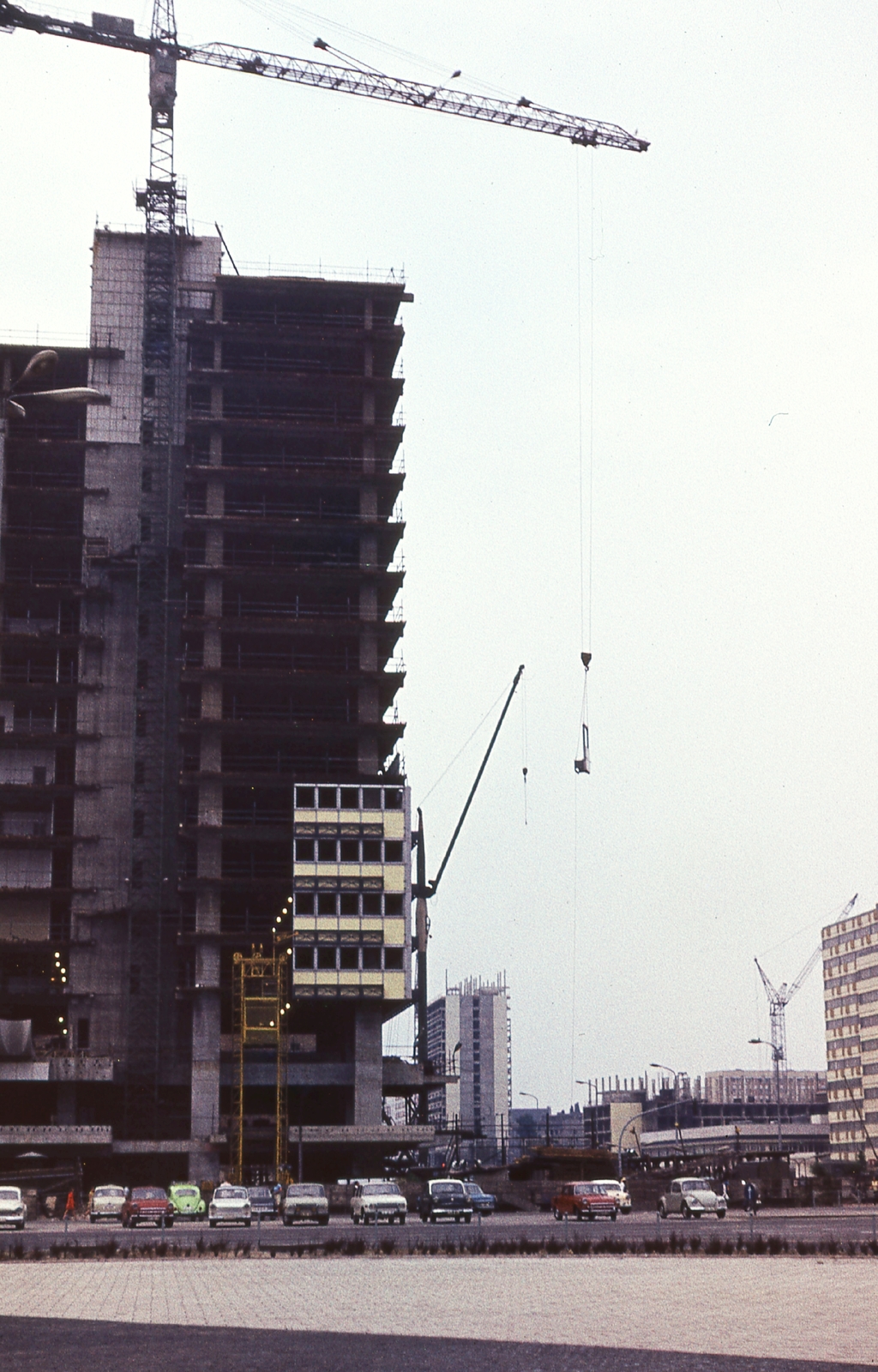 Németország, Berlin, Kelet-Berlin, Alexanderstrasse, jobbra szemben az Otto-Braun-Strasse (Hans-Beimler-Strasse)., 1970, Gwen Jones, színes, építkezés, daru, NDK, Kelet-Berlin, Fortepan #46859