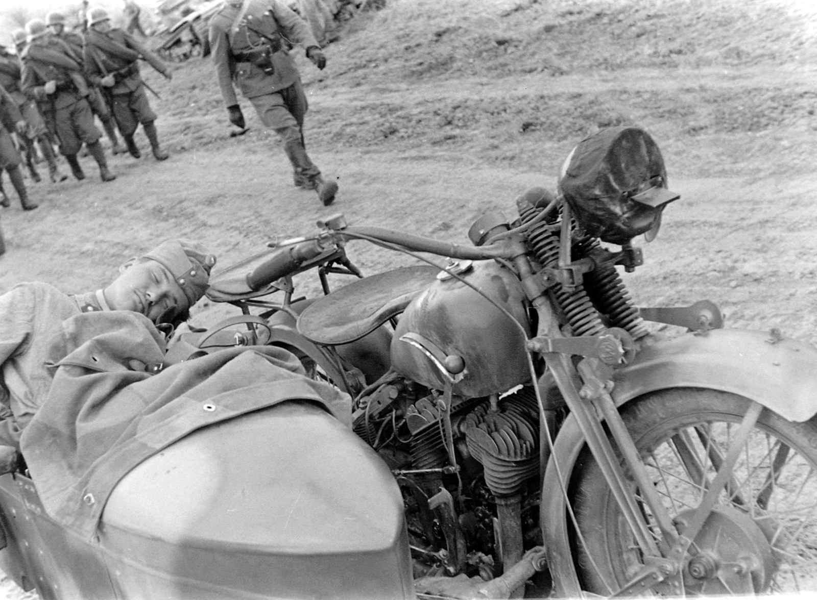 CWS M111 Sokol 1000 típusú motorkerékpár., 1943, Fortepan, motorcycle, military, second World War, motorcycle with sidecar, soldier, Polish brand, sleeping, air-raid lamp, ground cloth, Sokol-brand, "Bocskai" side cap, relaxation, Fortepan #4686