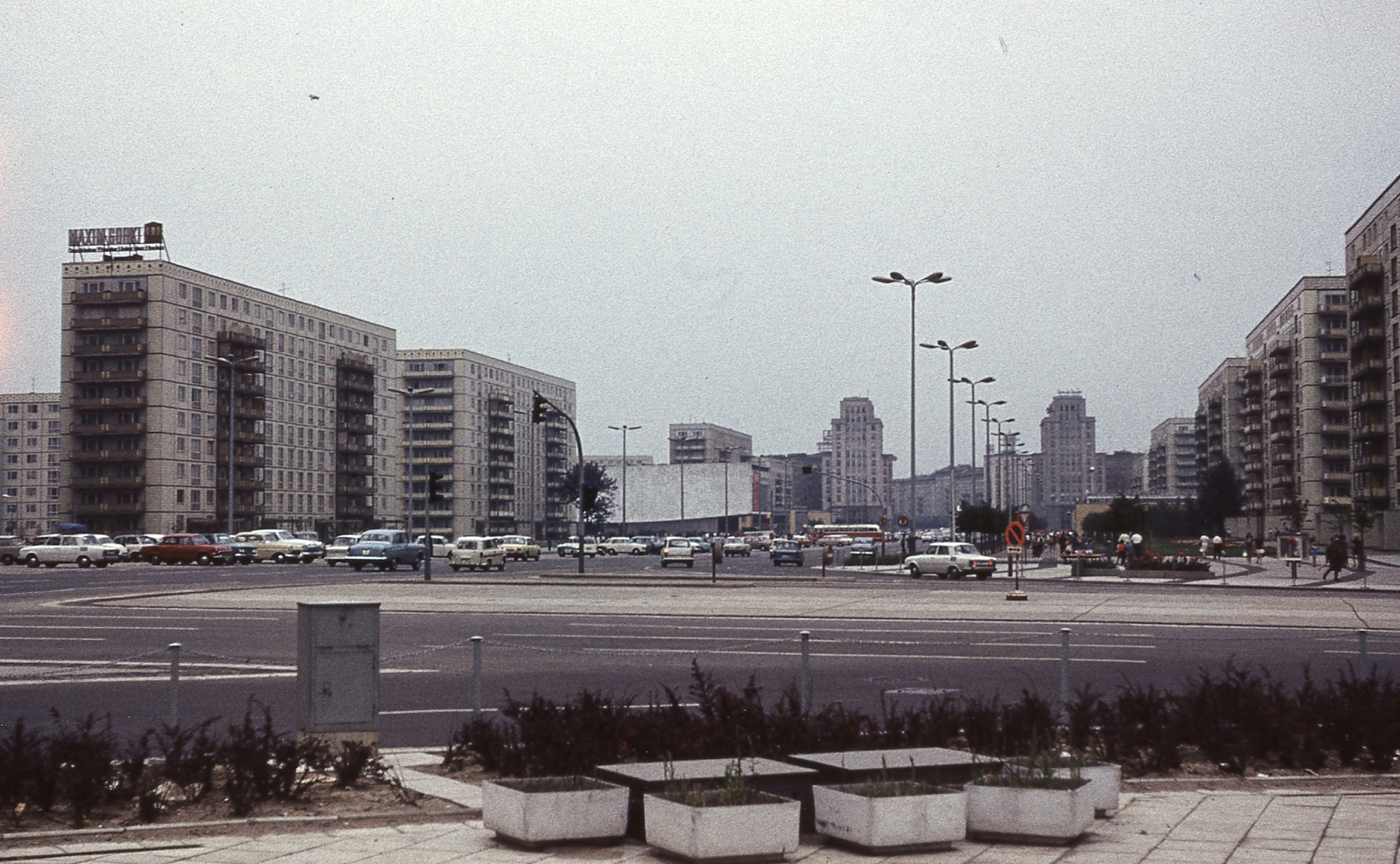 Németország, Berlin, Kelet-Berlin, Karl-Marx-Allee az Alexanderstrasse felől nézve., 1970, Gwen Jones, színes, lakótelep, parkoló, NDK, Fortepan #46860