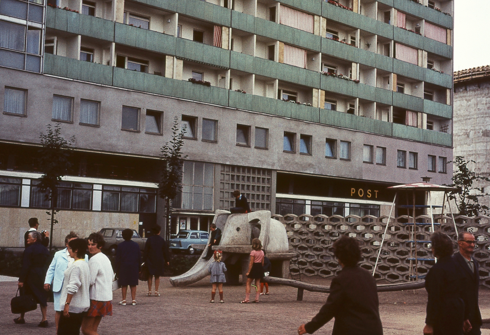 Németország, Drezda, Sankt Petersburger Strasse (Leningrader Straße), szemben a Prager Zeile nevű épület., 1970, Gwen Jones, játszótér, színes, lakótelep, elefánt, NDK, posta, Fortepan #46861