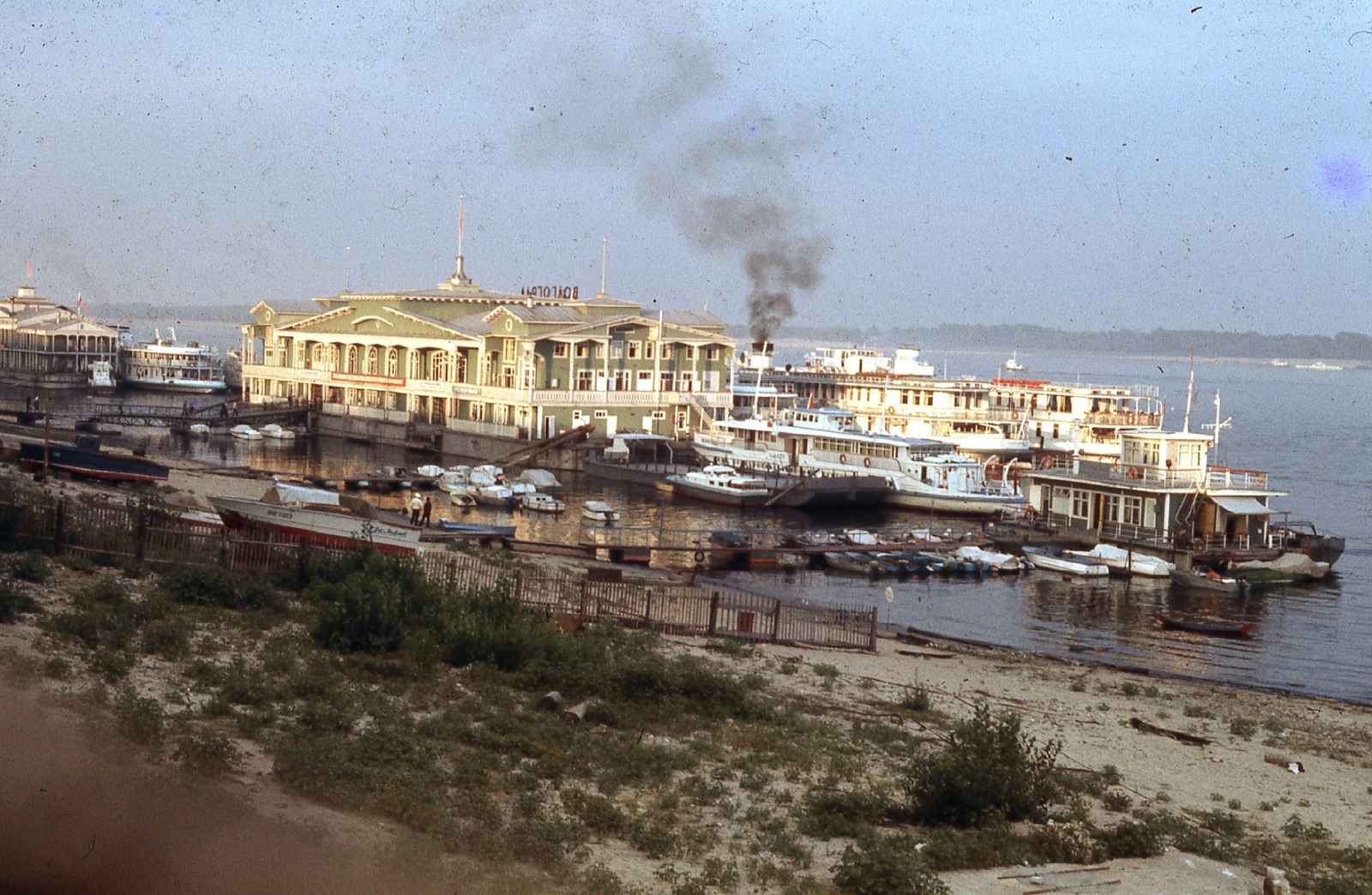 Russia, Volgograd, hajókikötő a Volgán., 1973, Gwen Jones, Soviet Union, ship, colorful, port, Volga-river, Fortepan #46867