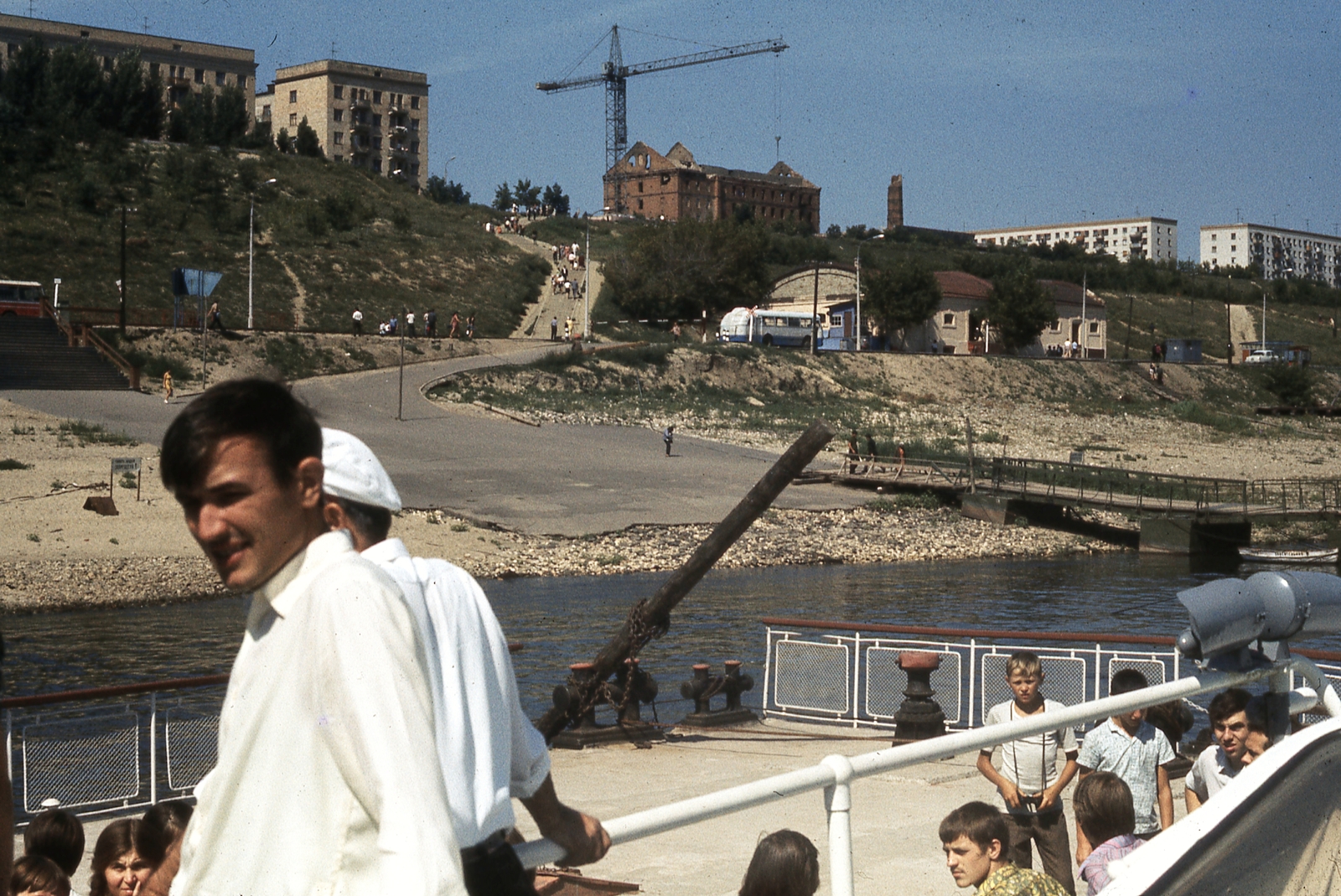 Russia, Volgograd, hajókikötő a Volgán., 1973, Gwen Jones, Soviet Union, ship, colorful, crane, shore, port, Volga-river, Fortepan #46871