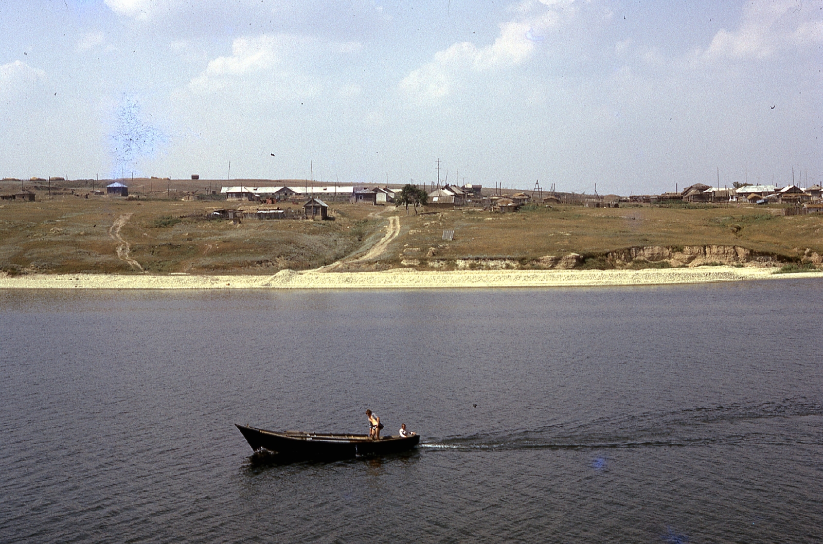 Russia, 1973, Gwen Jones, Soviet Union, colorful, river, boat, shore, Volga-river, Fortepan #46874