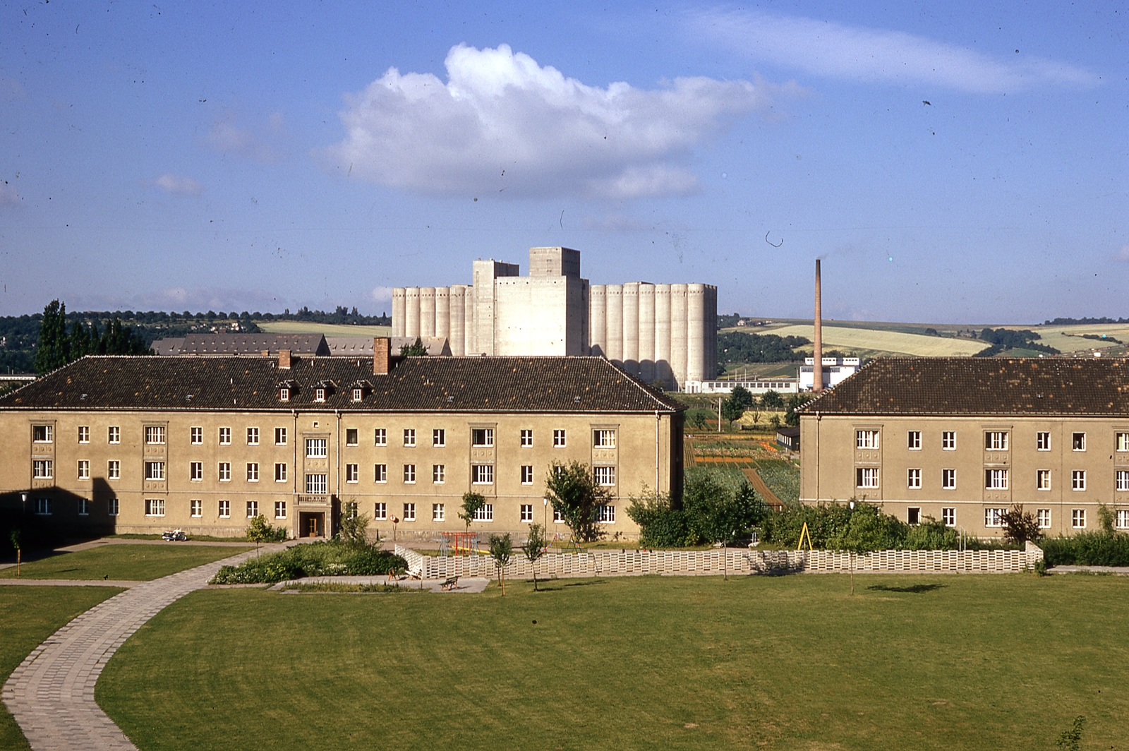 Németország, Erfurt, Pedagógiai Főiskola (később Erfurti Egyetem), háttérben az erfurti nagy siló., 1970, Gwen Jones, színes, lakótelep, NDK, siló, Fortepan #46881