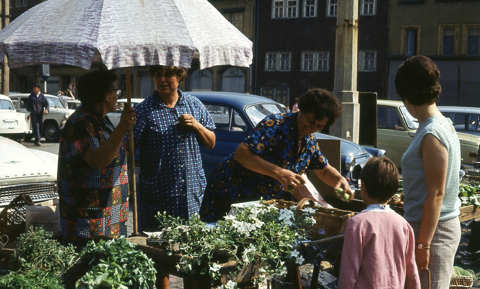 Germany, Markt., 1970, Gwen Jones, colorful, sunshades, market, GDR, Fortepan #46885