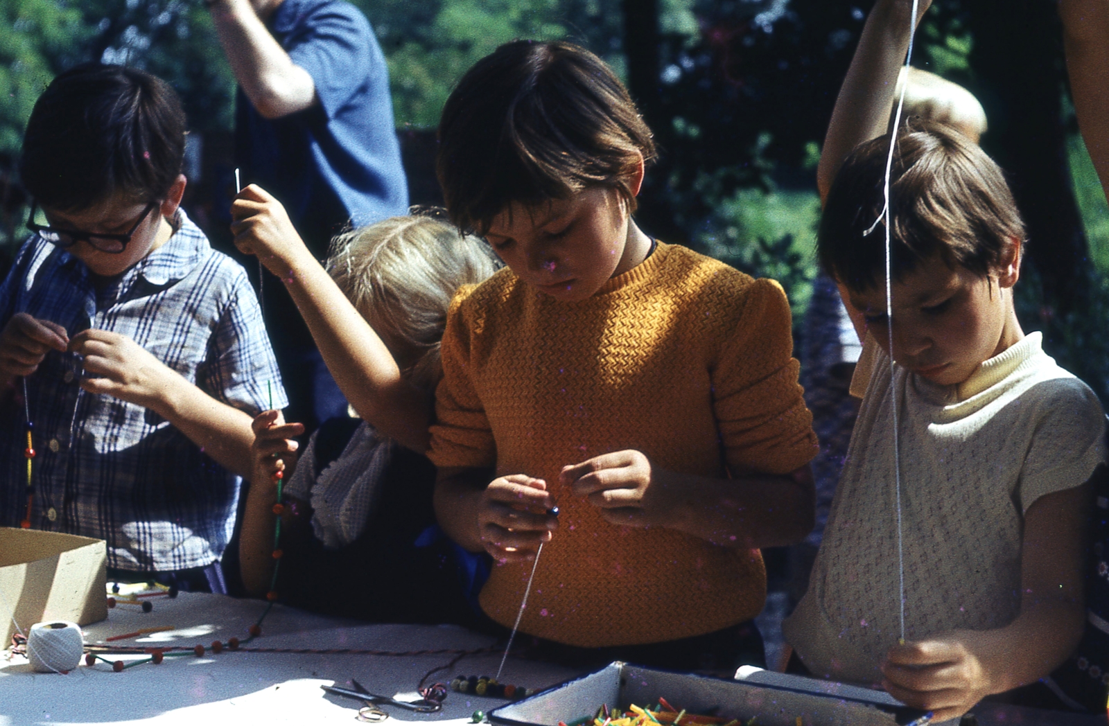 1970, Gwen Jones, színes, óvoda, NDK, játék, gyöngyfűzés, Fortepan #46888