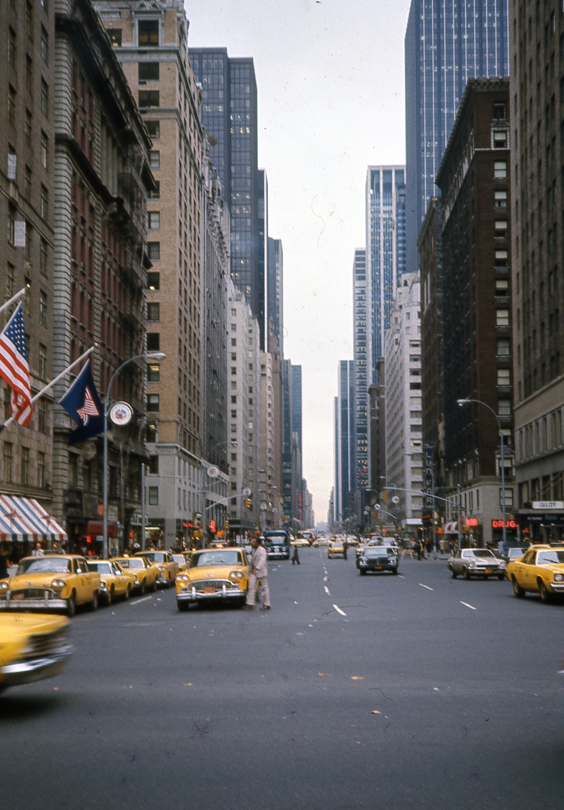 USA, New York, Hatodik sugárút (Avenue of the Americas) a Nyugati 59. utca felől nézve., 1972, Gwen Jones, colorful, street view, taxicab, high-rise building, avenue, Fortepan #46889