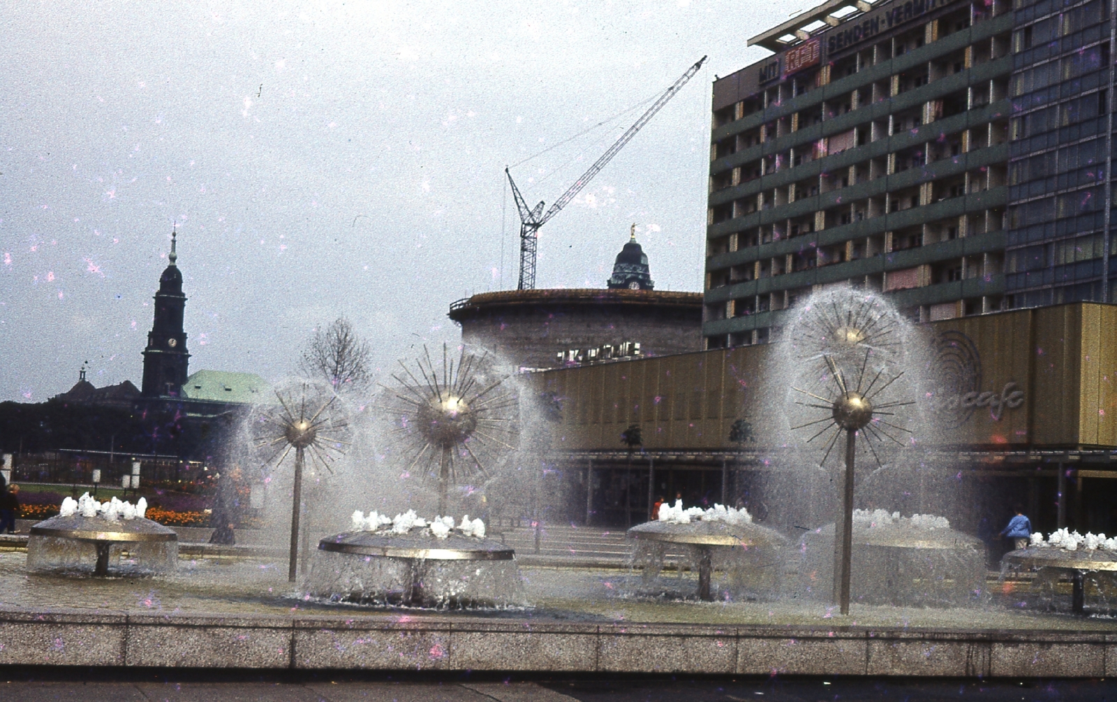 Németország, Drezda, Prager Strasse, balra a Kreuzkirche, jobbra a Rundkino építkezése mögött a Városháza tornya látszik., 1970, Gwen Jones, színes, szökőkút, daru, NDK, toronydaru, Fortepan #46891