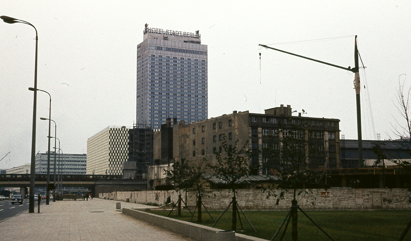 Németország, Berlin, Karl-Liebknecht-Strasse a Dircksenstrasse felé nézve., 1970, Gwen Jones, színes, építkezés, szálloda, daru, NDK, Kelet-Berlin, toronydaru, Fortepan #46894