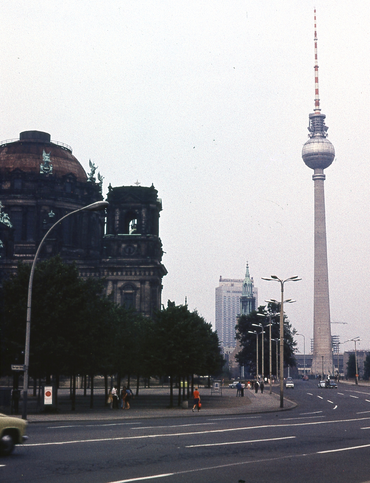 Németország, Berlin, Kelet-Berlin, Múzeum-sziget, Schloßplatz, balra a Lustgarten és a Berlini dóm, szemben a TV torony., 1970, Gwen Jones, színes, tévétorony, NDK, Kelet-Berlin, székesegyház, Hermann Henselmann-terv, Julius Carl Raschdorff-terv, Fortepan #46895