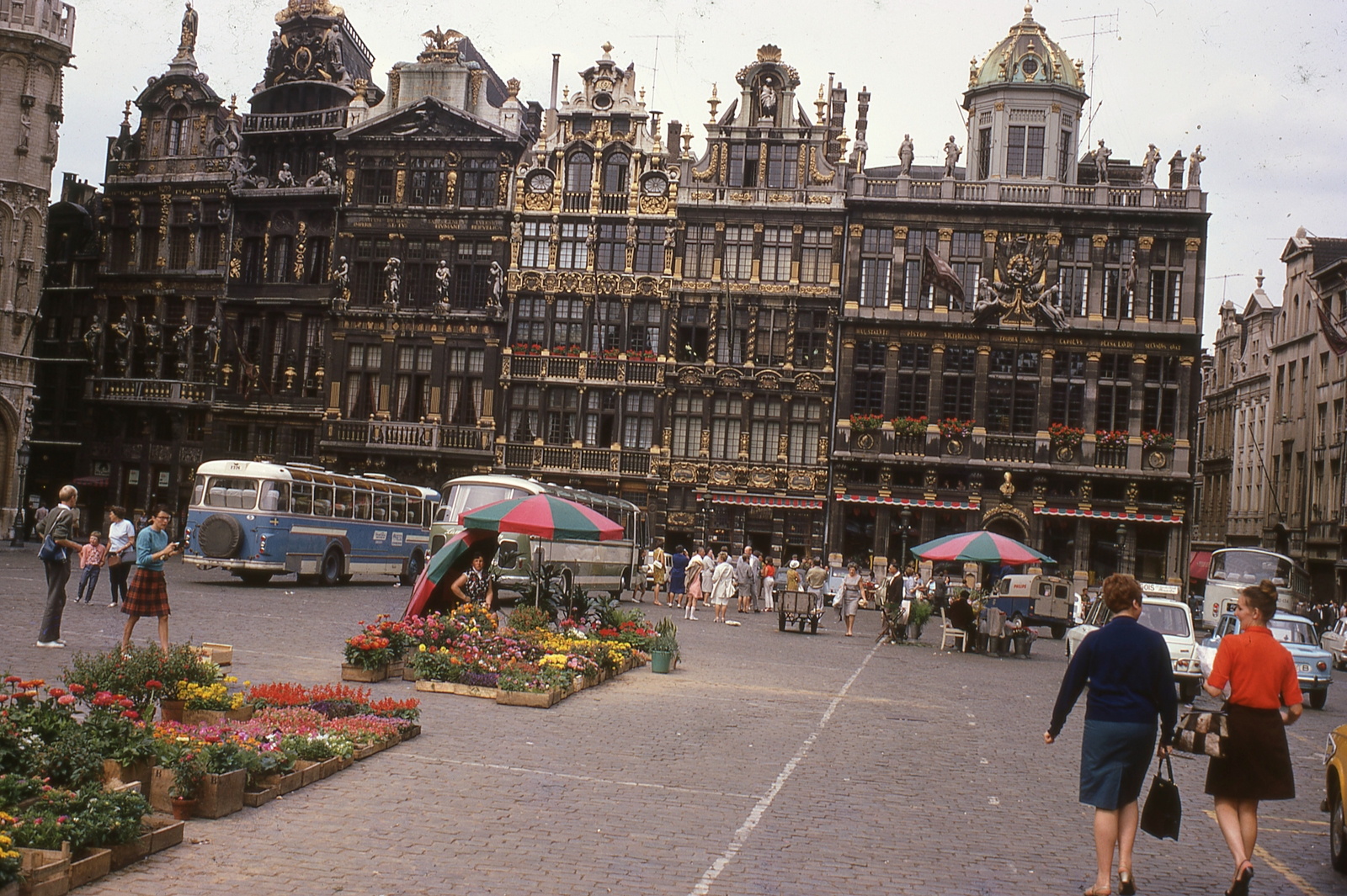 Belgium, Brüsszel, Grand-Place., 1966, Gwen Jones, színes, forgalom, autóbusz, napernyő, utcakép, virágárus, Fortepan #46896