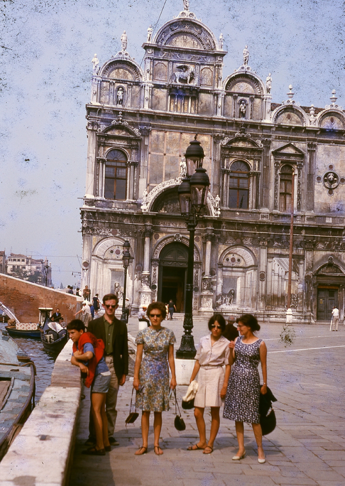 Italy, Venice, Fondamenta Dandolo, szemben a Scuola di San Marco., 1966, Gwen Jones, colorful, tableau, lamp post, winged lion-portrayal, Fortepan #46904