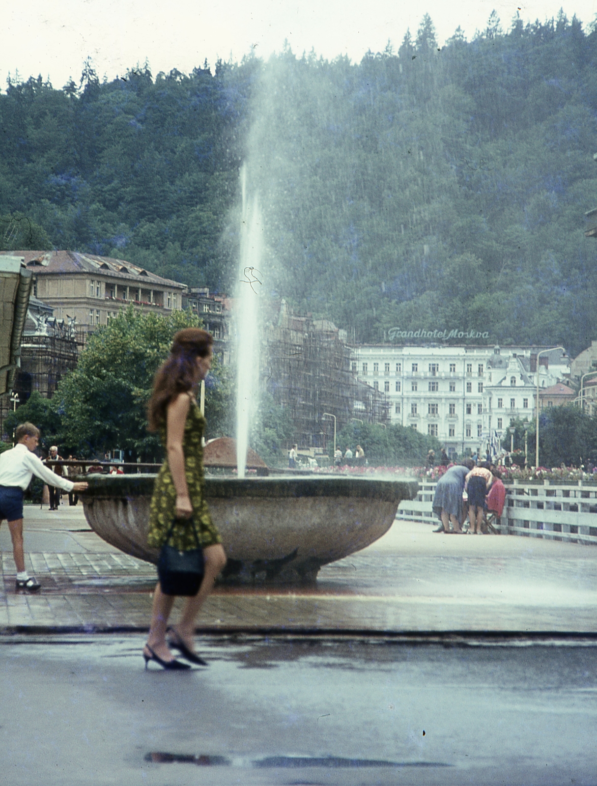 Czech Republik, Karlovy Vary, Divadelní náměstí, háttérben a Grandhotel Moskva (később Grandhotel Pupp)., 1968, Gwen Jones, Czechoslovakia, colorful, fountain, hotel, Fellner and Helmer-design, health resort, Neo-Baroque-style, hot spring, Fortepan #46905