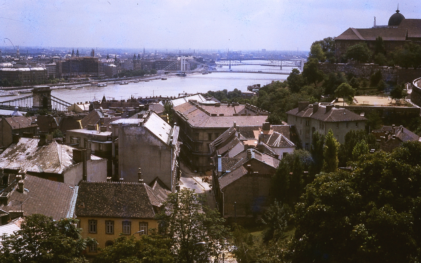 Hungary, Budapest I., kilátás a Halászbástyáról az Erzsébet híd felé, előtérben a Hunyadi János utca., 1968, Gwen Jones, colorful, bridge, river, roof, view, Budapest, Duna-bridge, Fortepan #46923