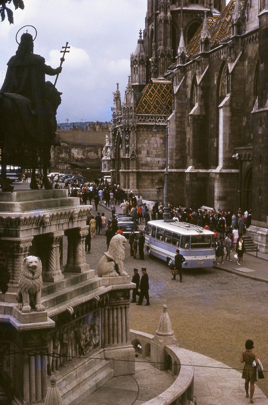 Hungary, Budapest I., Szentháromság tér, Szent István szobra (Stróbl Alajos, 1906.) és a Mátyás-templom., 1968, Gwen Jones, transport, colorful, bus, horse sculpture, Saint Stephen I-portrayal, Budapest, Fortepan #46925