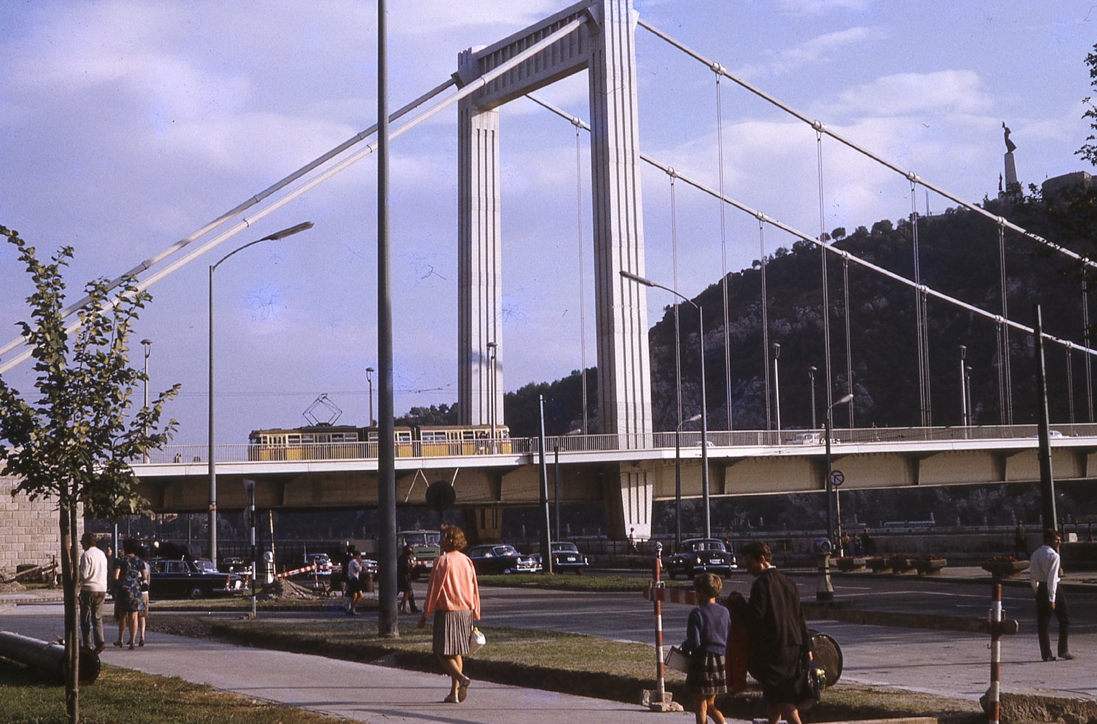Hungary, Budapest V., Március 15. tér, Erzsébet híd., 1968, Gwen Jones, colorful, bridge, freedom, traffic, tram, M21 Wolga, Mercedes W120, symbol, Bengali tramway, Budapest, suspension bridge, Duna-bridge, Pál Sávoly-design, Fortepan #46926