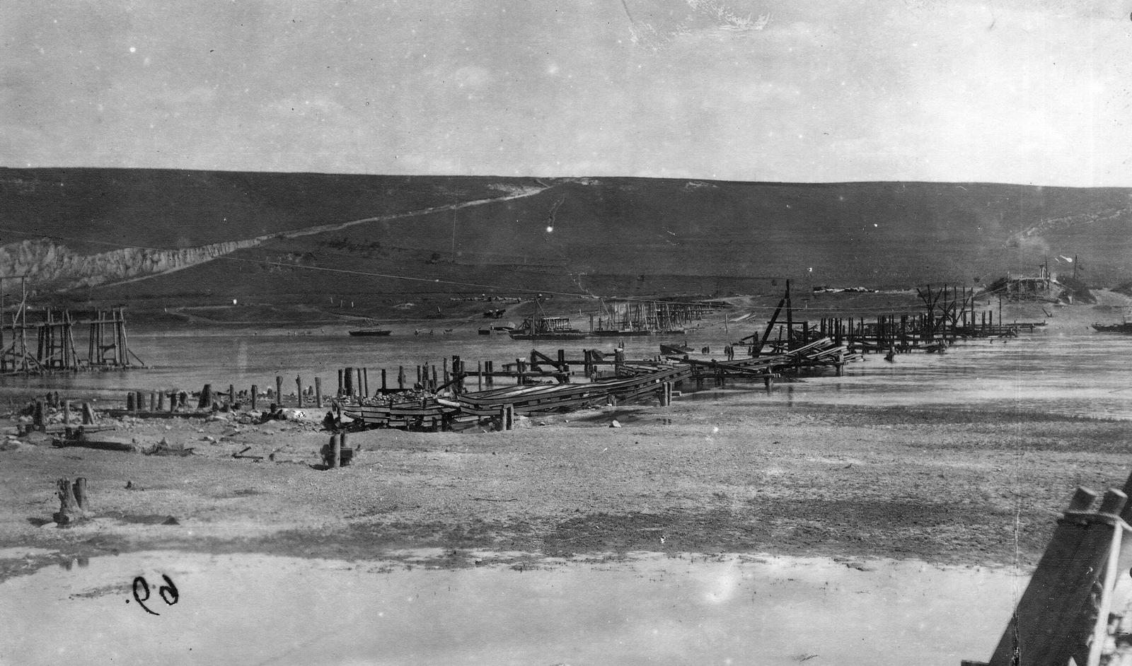 Ukraine, (ekkor Doroschoutz), hadihíd maradványai a Dnyeszteren., 1917, Bokor Gyula, First World War, river, wrecked bridge, shore, hillside, Fortepan #46937