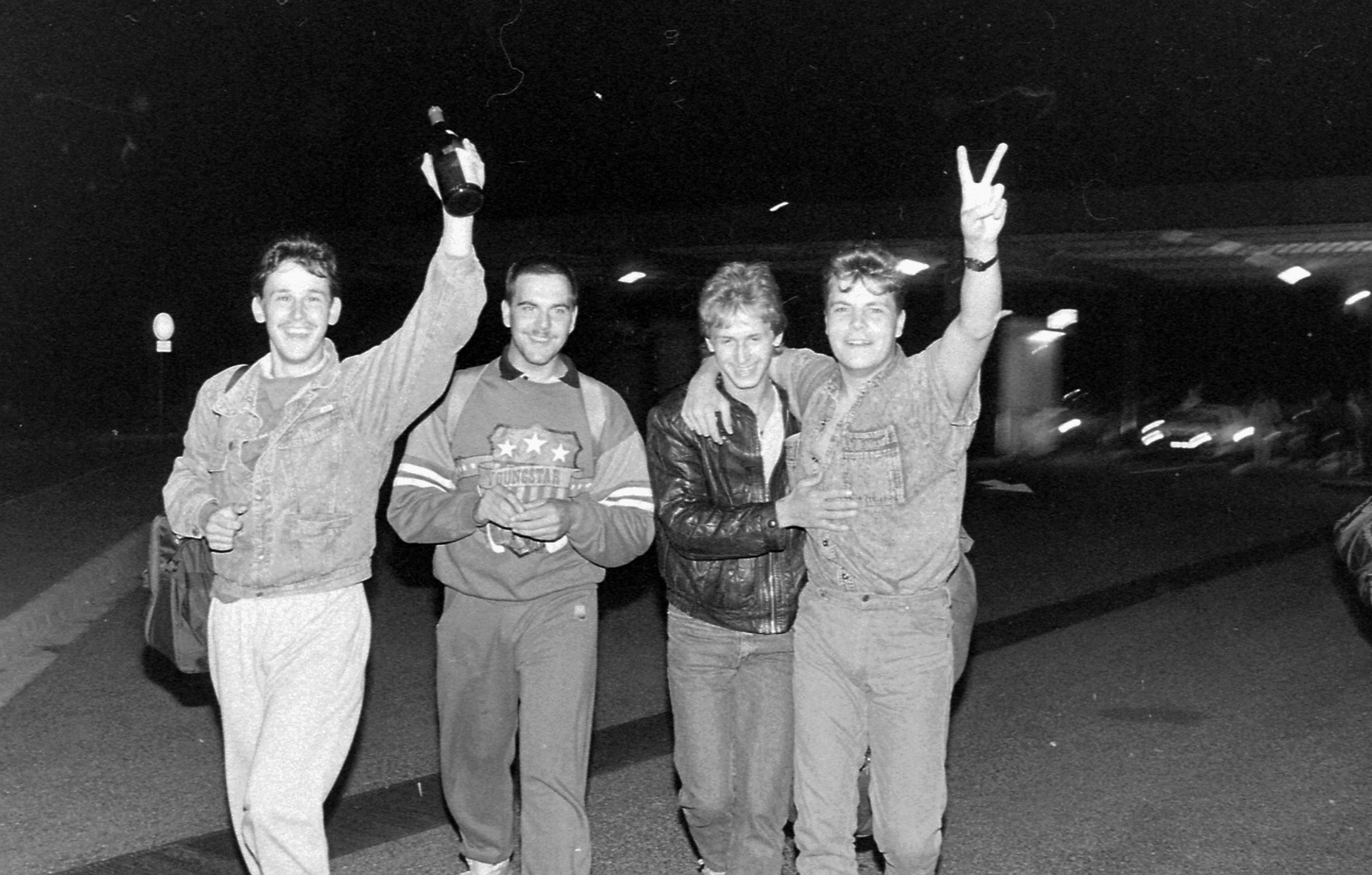 Hungary, Hegyeshalom, a megnyitott határátkelő., 1989, Urbán Tamás, youth, tableau, men, night, gesture, regime change, GDR refugees, Fortepan #46957