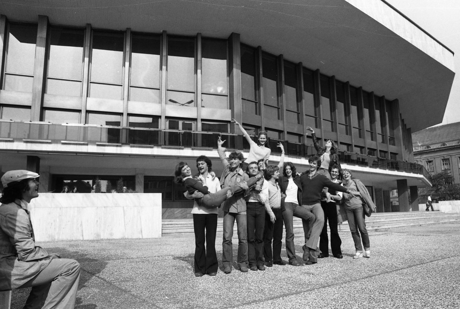 Hungary, Győr, Kisfaludy Színház. Balra Markó Iván, szemben az újonnan alakult Győri Balett tagjai: Greiner Éva, Krámer György, Demcsák Ottó, Németh István, Bombicz Barbara, Tárnoki Tamás, Szekeres Lajos, Horváth Gizella, Kiss János, Horváth Erika, Szigeti Gábor, Ócsag Anna., 1979, Urbán Tamás, art of theater, celebrity, national theater, theater, actor, modern architecture, János Harmati-design, Kálmán Vincze-design, Fortepan #46961