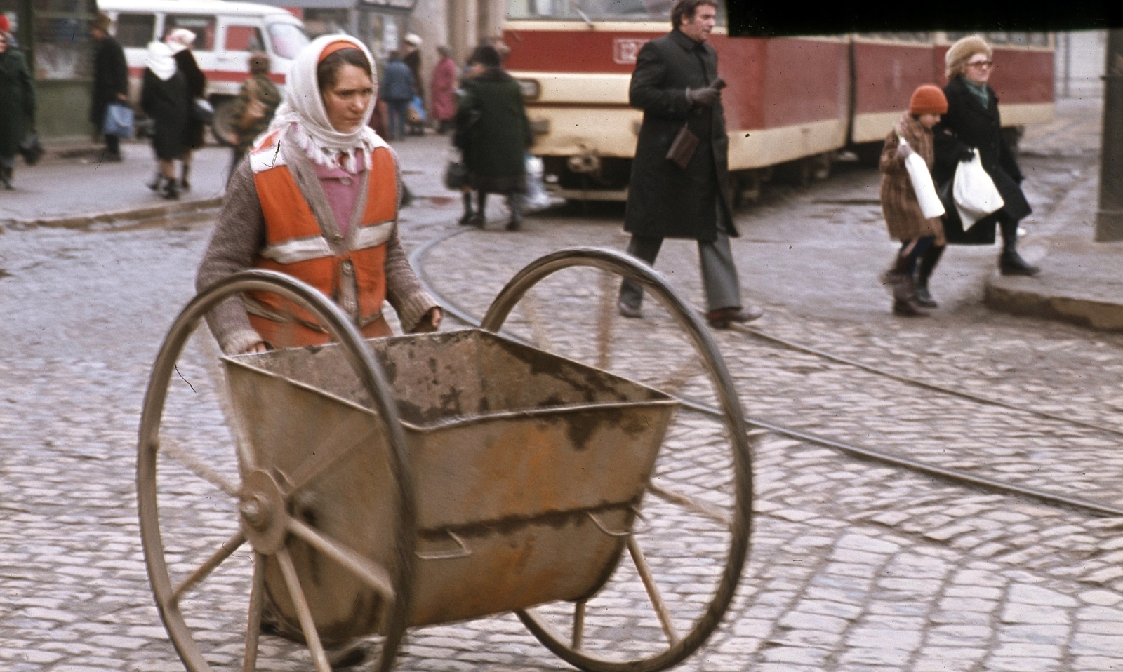 Romania, Bucharest, Strada Baniei a Piata Sfantul Gheorghe (Piata 1848) mellett., 1986, Urbán Tamás, colorful, tram, work, handbarrow, trash can, public transport, Fortepan #46968