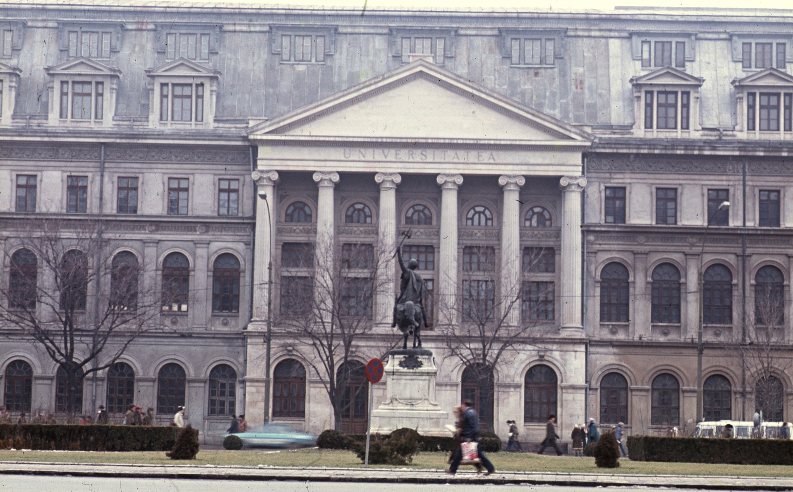 Romania, Bucharest, Bulevardul Regina Elisabeta (Bulevardul Gheorghe Gheorghiu-Dej), a Bukaresti Egyetem (Universitatea Bucuresti), előtérben Mihai Viteazul lovasszobra., 1986, Urbán Tamás, colorful, university, horse sculpture, pediment, Fortepan #46971