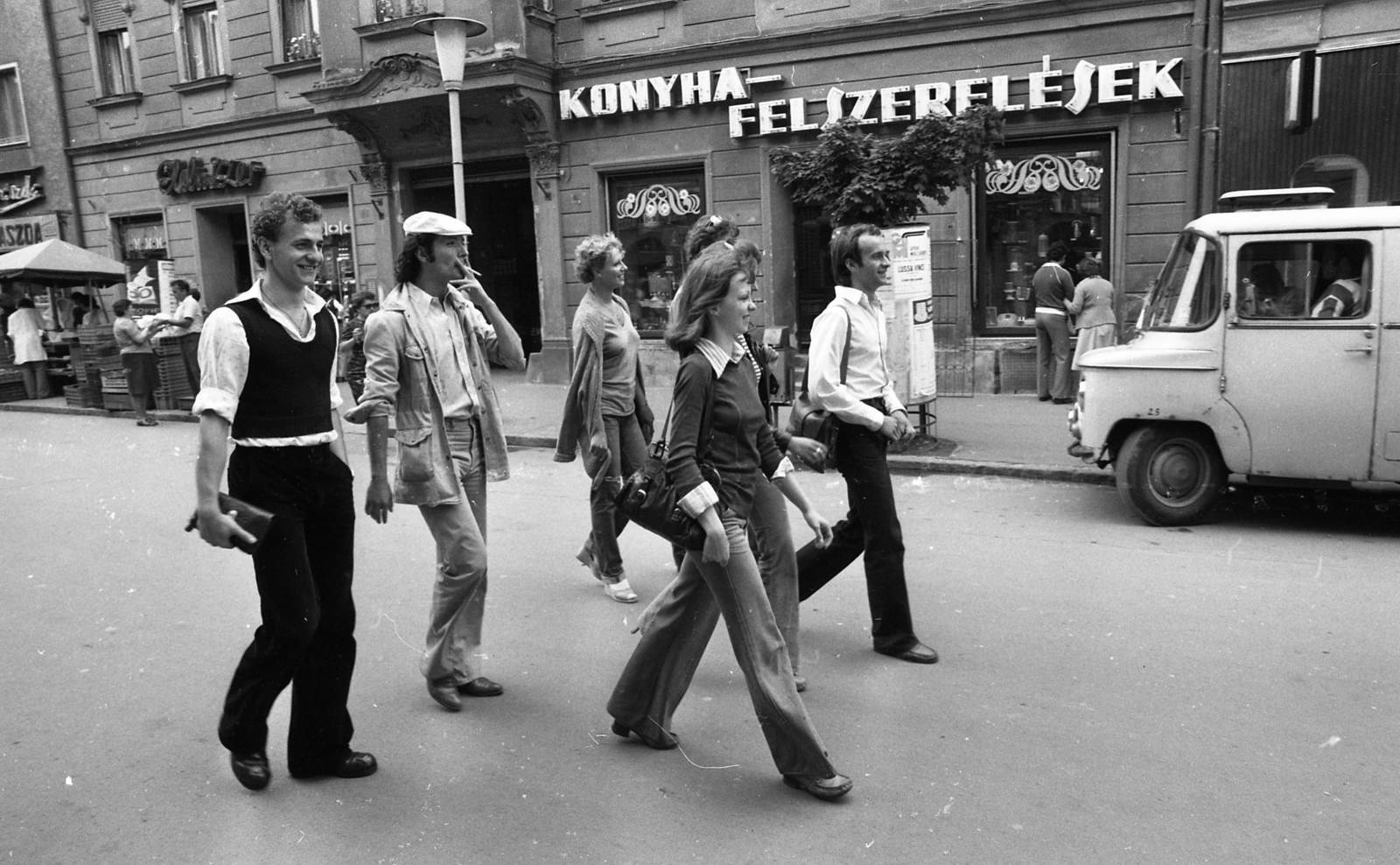 Hungary, Győr, Baross Gábor (Lenin) út, Markó Iván (fehér sapkában) és a Győri Balett táncosai., 1979, Urbán Tamás, Show window, Nysa-brand, neon sign, Fortepan #46972