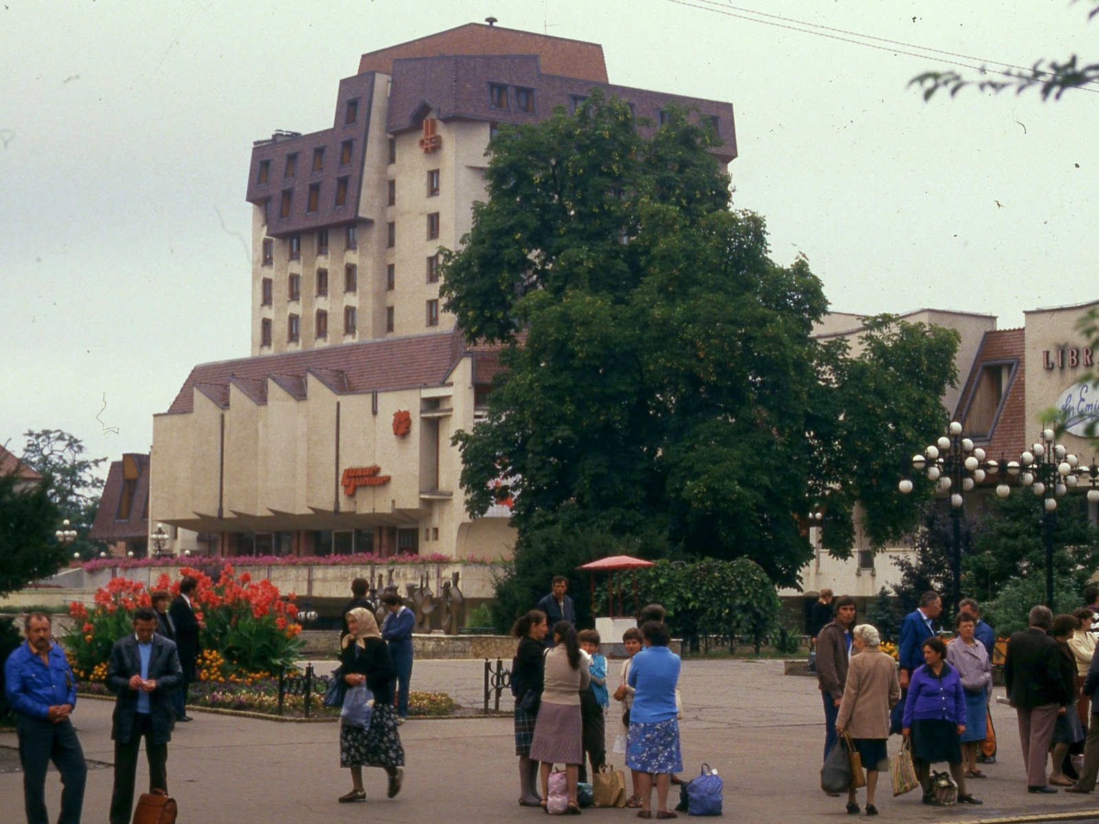 Romania,Transylvania, Târgu Mureș, Színház tér (Piata Teatrului), háttérben a Hotel Continental., 1986, Urbán Tamás, colorful, Fortepan #46979