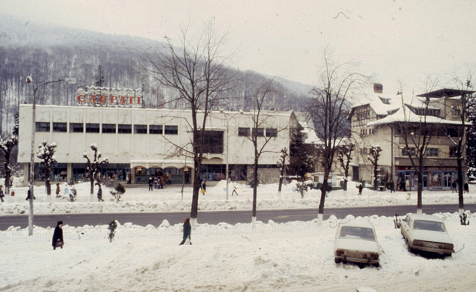 Romania, Sinaia, Bulevardul Carol I., 1986, Urbán Tamás, winter, snow, colorful, grocery store, Dacia-brand, Romanian make, Fortepan #46981