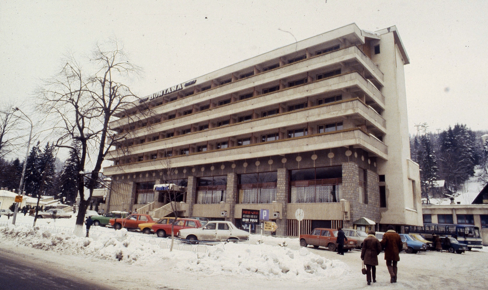 Romania, Sinaia, Montana Hotel., 1986, Urbán Tamás, winter, snow, colorful, bus, hotel, Lada-brand, Dacia-brand, car park, lamp post, Romanian make, Fortepan #46982