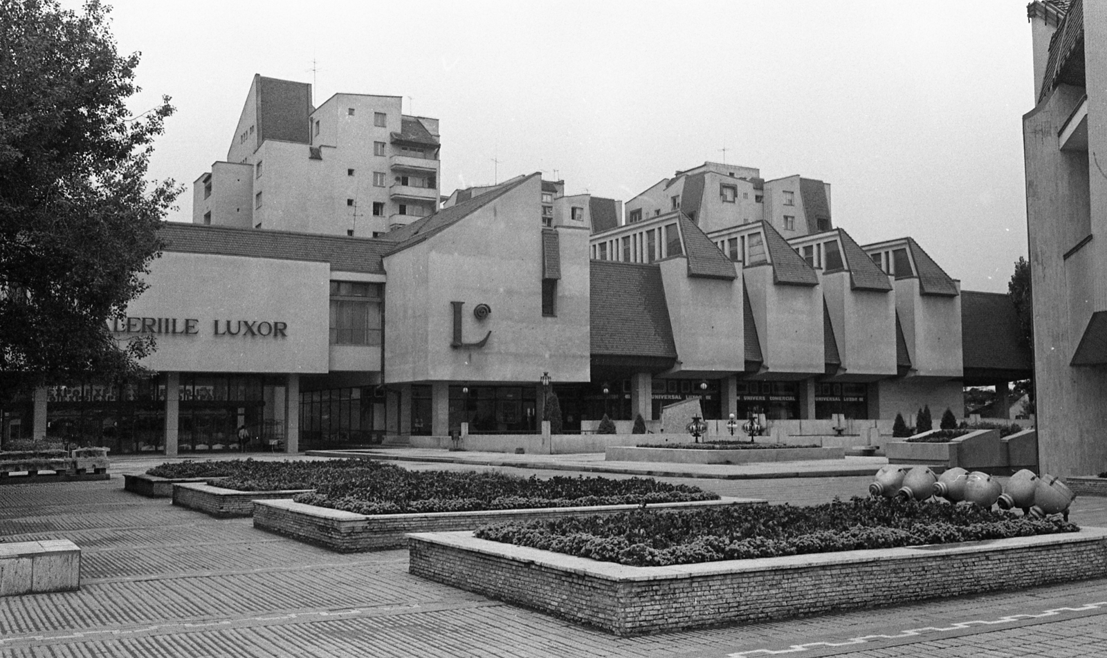 Romania,Transylvania, Târgu Mureș, Színház tér (Piata Teatrului), Luxor áruház., 1986, Urbán Tamás, square, department store, Fortepan #46990