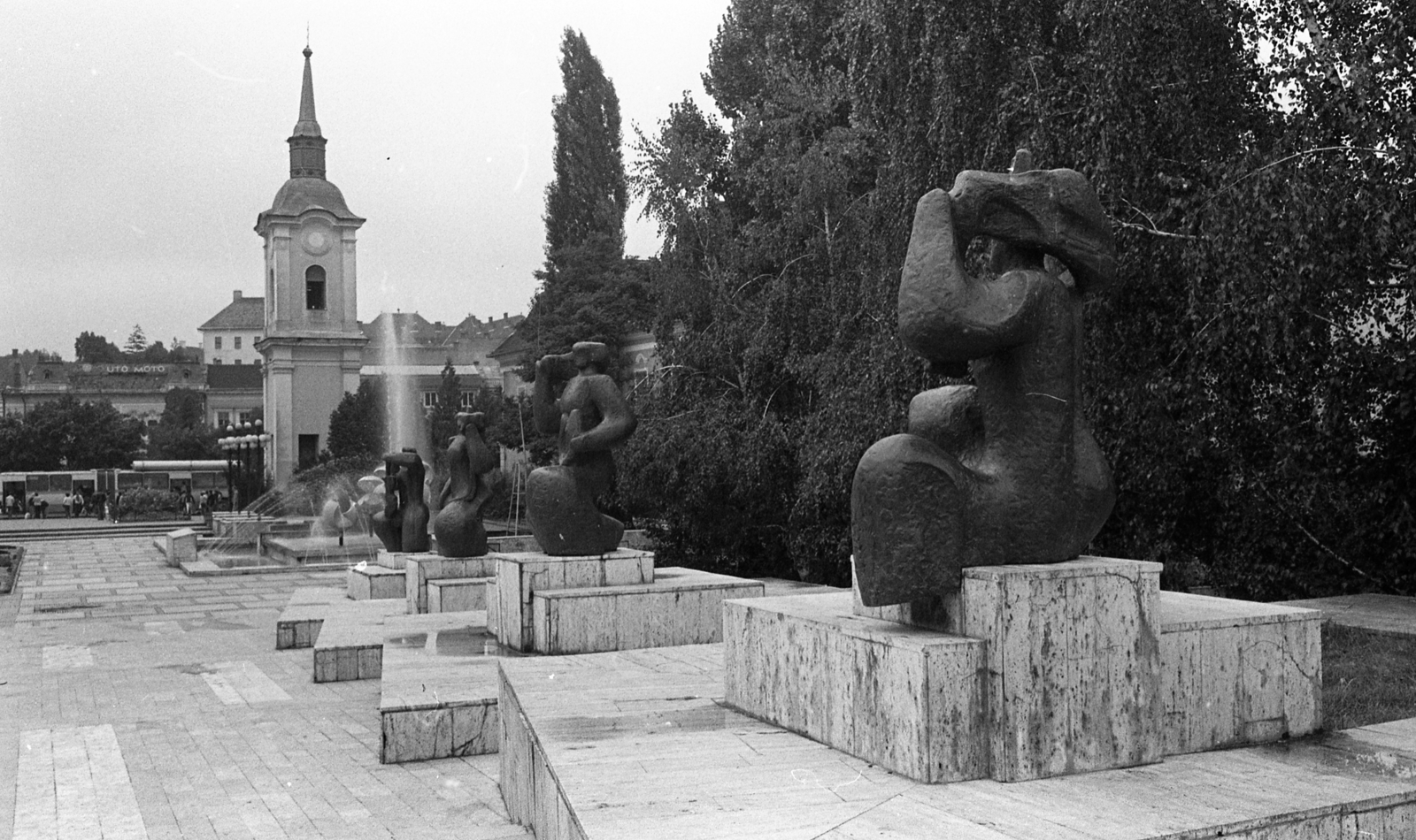 Romania,Transylvania, Târgu Mureș, Színház tér (Piata Teatrului), Zene, Tánc, Költészet, Ünnep című kompozíció (Zagyva László, 1973.), háttérben a ferences templom tornya., 1986, Urbán Tamás, sculpture, Fortepan #46991